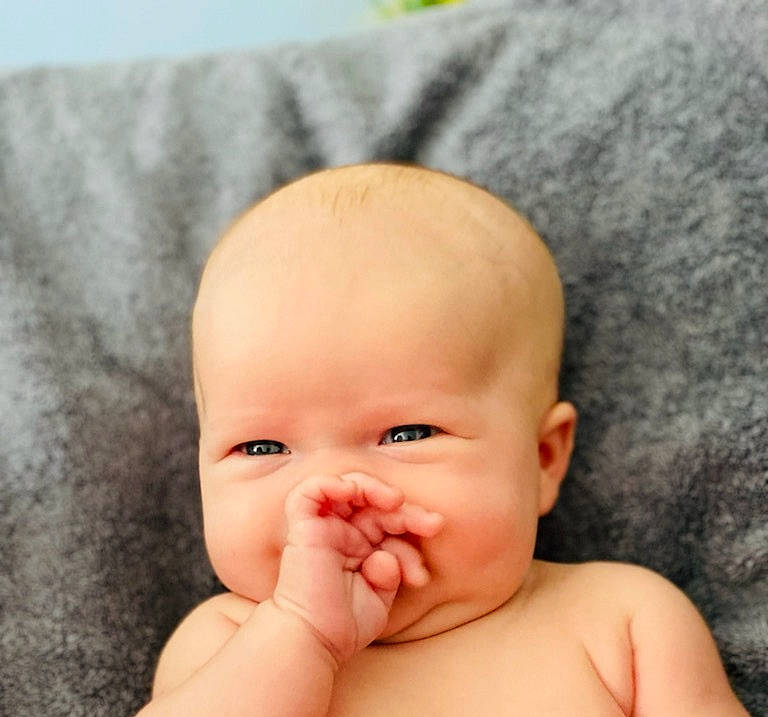 Lily a rejoint le concours — aidez-le/la à gagner de superbes lots ! cheek, ear, eye, eyebrow, eyelash, face, finger, gesture, hair, happy, head, human_body, iris, lip, mouth, neck, nose, person, skin, stomach