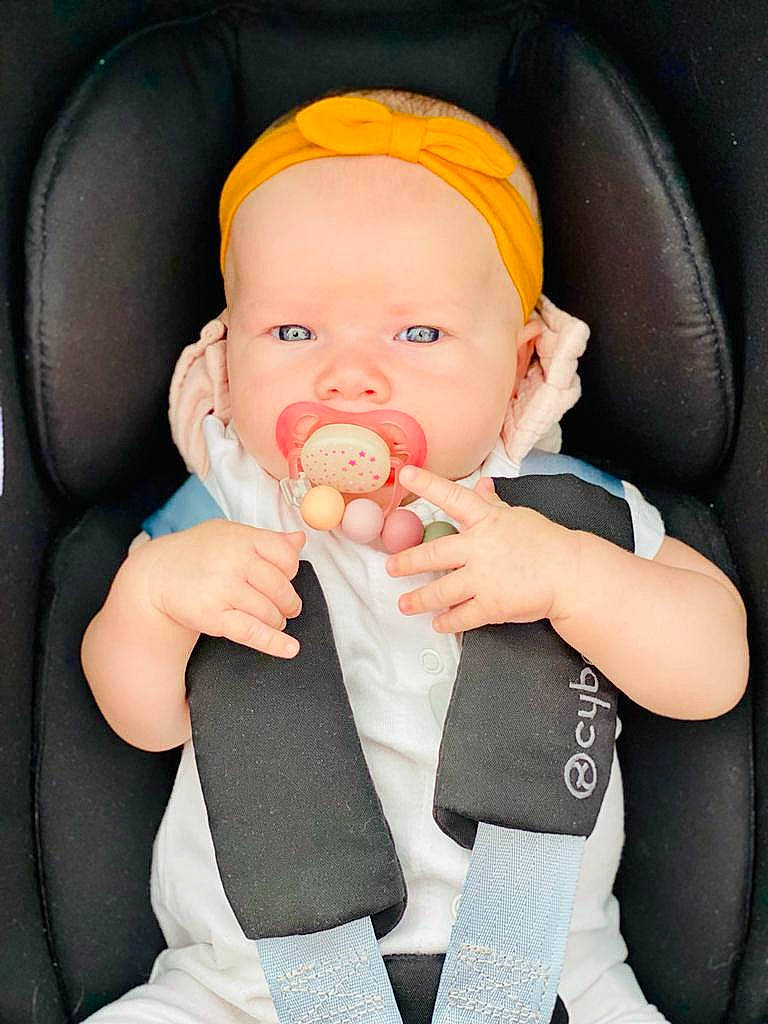 Lily participe au concours pour gagner de l'argent avec cette photo : baby, baby_in_car_seat, baby_toddler_clothing, cheek, child, comfort, drinkware, ear, face, facial_expression, finger, gesture, lip, mouth, nail, nose, person, skin, thumb, toddler