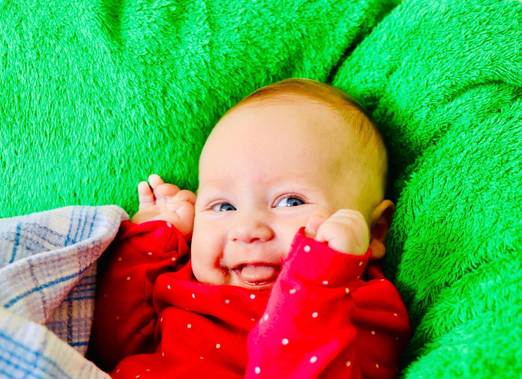 Viktoria participe au concours pour gagner de l'argent avec cette photo : baby, baby_products, baby_sleeping, blanket, cheek, child, finger, green, head, lip, mouth, nose, person, photography, pink, skin, smile, textile, toddler