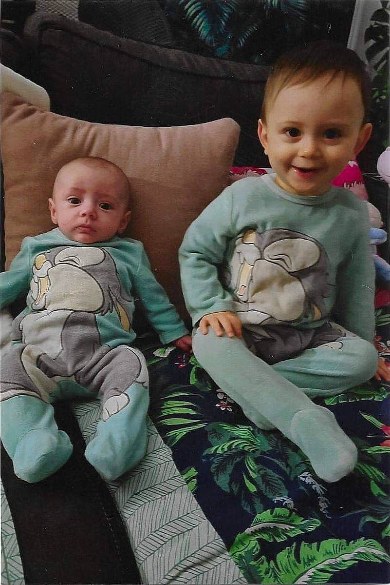 Gabriel a rejoint le concours — aidez-le/la à gagner de superbes lots ! baby, baby_products, baby_toddler_clothing, cheek, child, comfort, couch, event, face, fun, grass, happy, head, human_body, joy, lap, person, pillow, sitting, skin