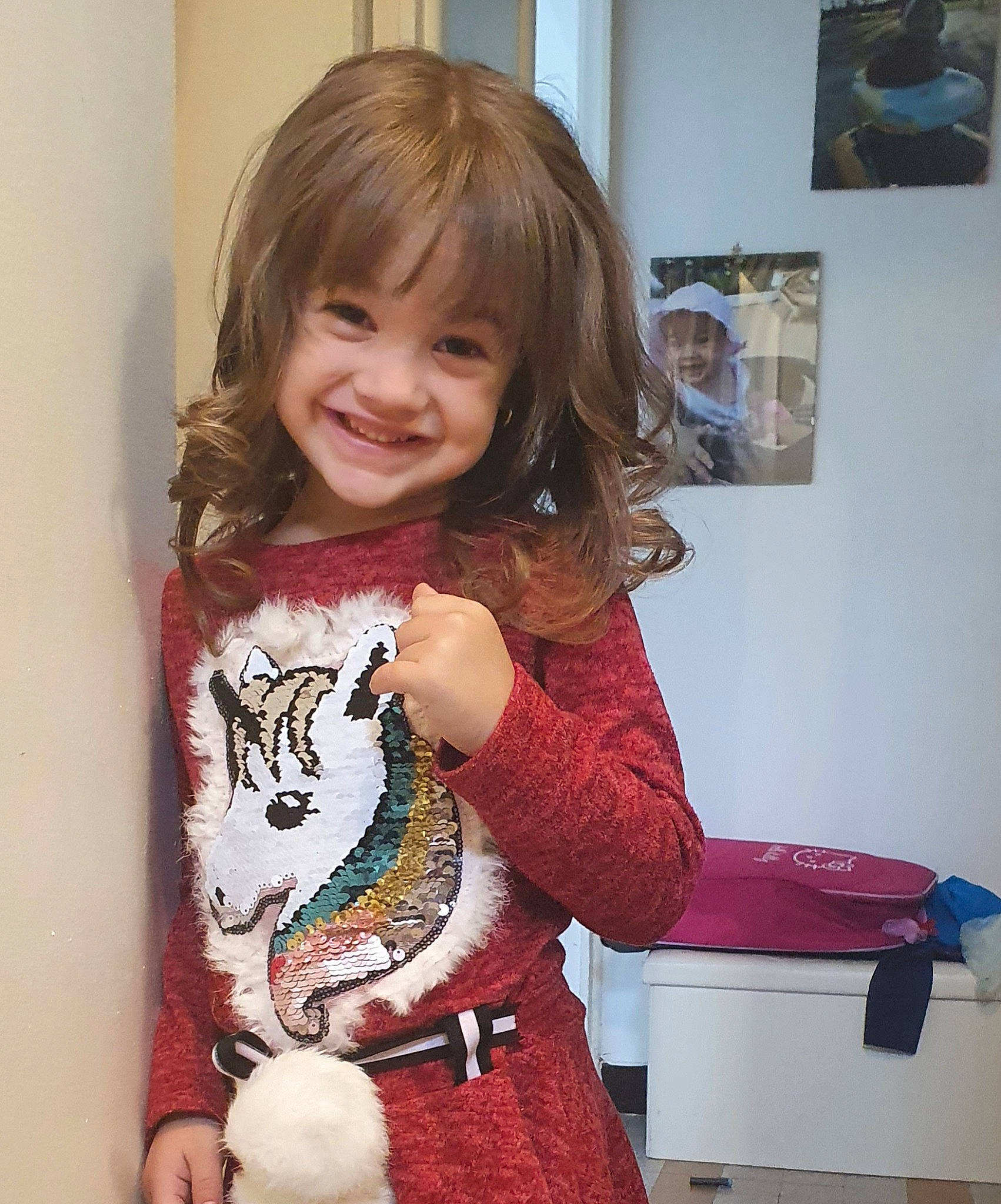 Reginaldi Stephanie participe au concours pour gagner de l'argent avec cette photo : bangs, blond, brown_hair, child, fashion_accessory, fashion_design, gesture, happy, iris, joy, long_hair, pattern, person, picture_frame, shoulder, sleeve, smile, t_shirt, thumb, toddler