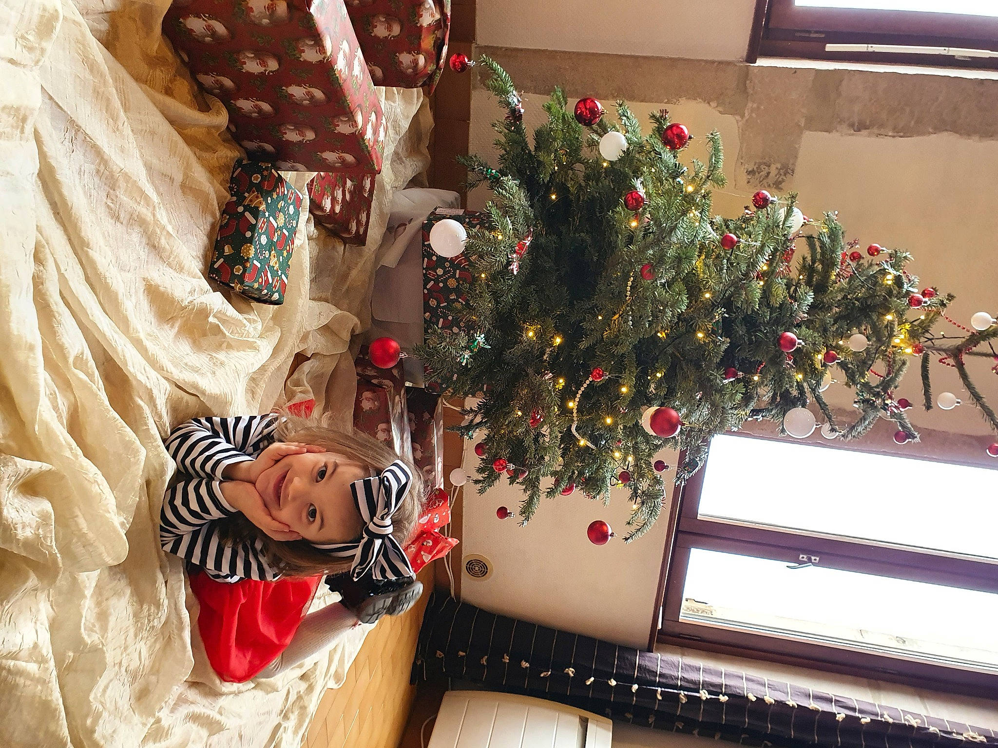 Reginaldi Stephanie participe au concours pour gagner de l'argent avec cette photo : christmas, christmas_decoration, christmas_eve, christmas_ornament, christmas_tree, decoration, event, flower_arranging, hat, headwear, holiday, holiday_ornament, house, interior_design, joy, ornament, person, plant, room, tree