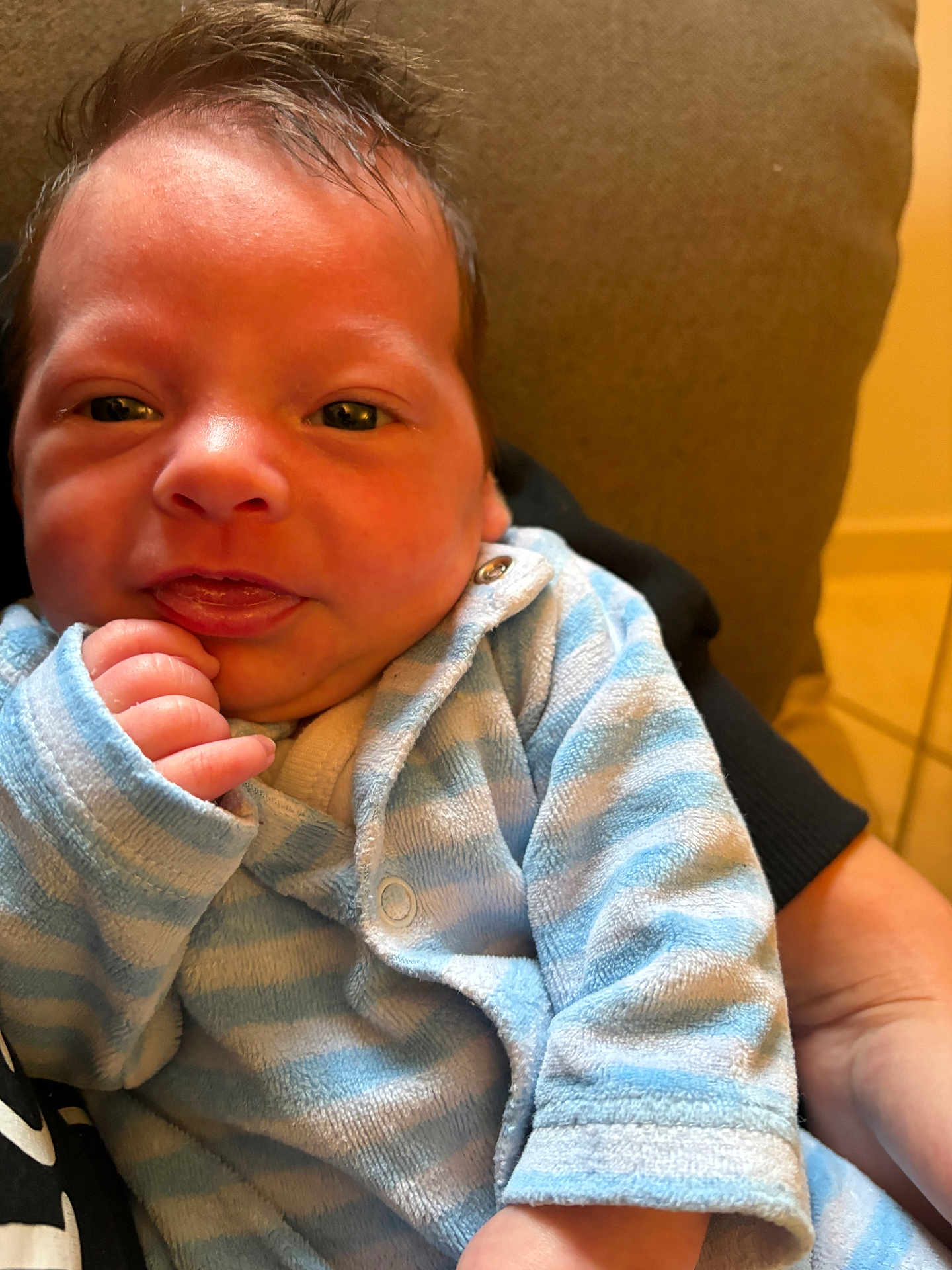 Ezyo a rejoint le concours — aidez-le/la à gagner de superbes lots ! baby, infant, face, hand, blue_striped_onesie, clothing, cushion, indoor, person, newborn, skin, portrait, cute, child, small_hand, expression, resting, comfort, human, closeup