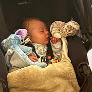 Ezyo a rejoint le concours — aidez-le/la à gagner de superbes lots ! baby, blanket, car_seat, child, closeup, clothing, comfort, cozy, cute, face, hand, indoors, infant, peaceful, plush_toy, portrait, rest, sleeping, soft_toys, stroller