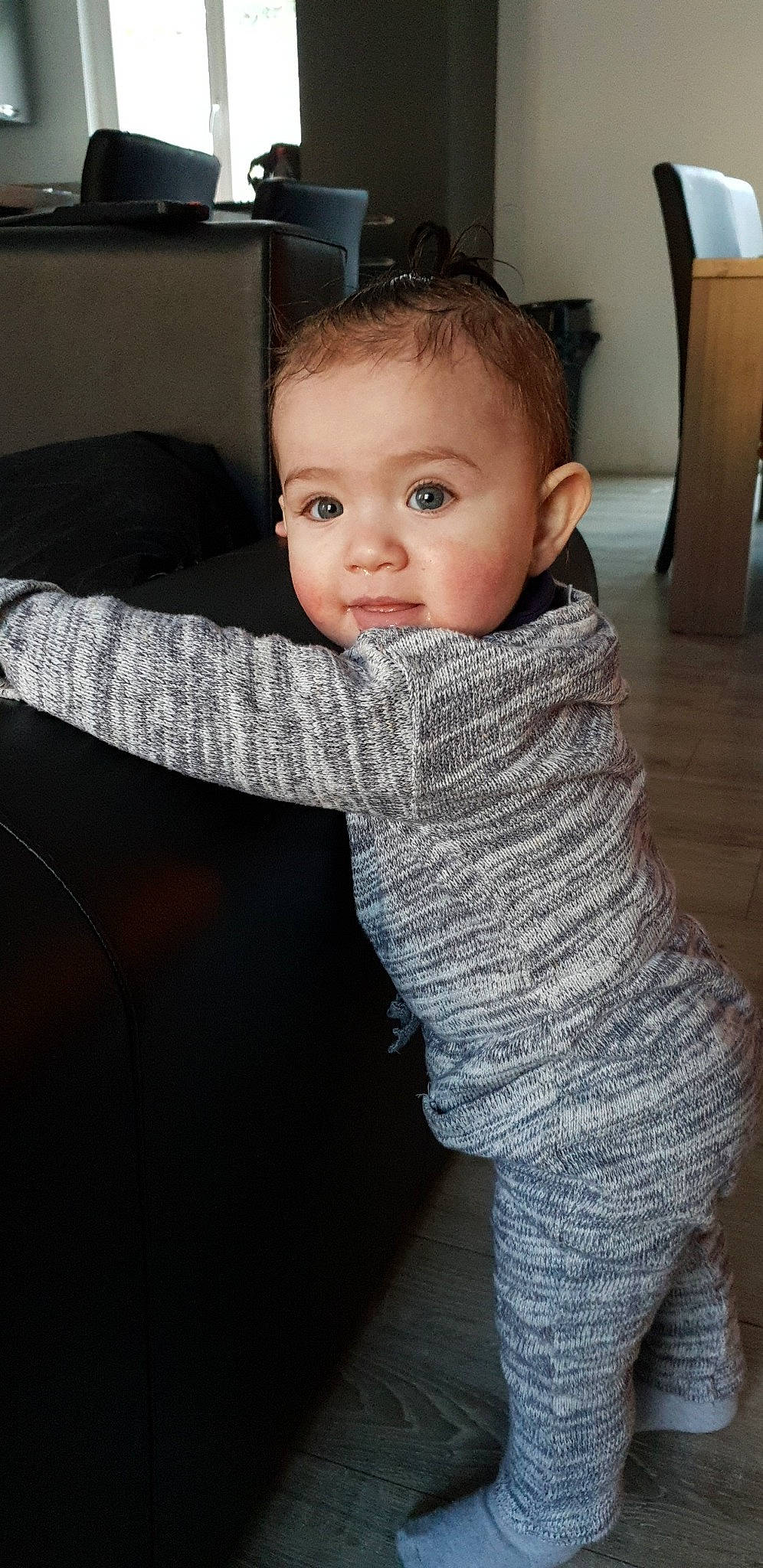 Safiya participe au concours pour gagner de l'argent avec cette photo : arm, baby, cheek, child, face, joint, knitting, neck, outerwear, person, shoulder, skin, sleeve, standing, toddler, wool