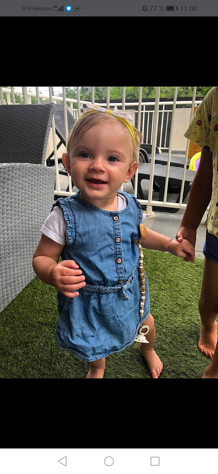 Alya a rejoint le concours — aidez-le/la à gagner de superbes lots ! baby, baby_toddler_clothing, child, fun, gesture, grass, happy, joy, pattern, person, plant, product, recreation, sitting, skin, sleeve, smile, standing, t_shirt, thumb