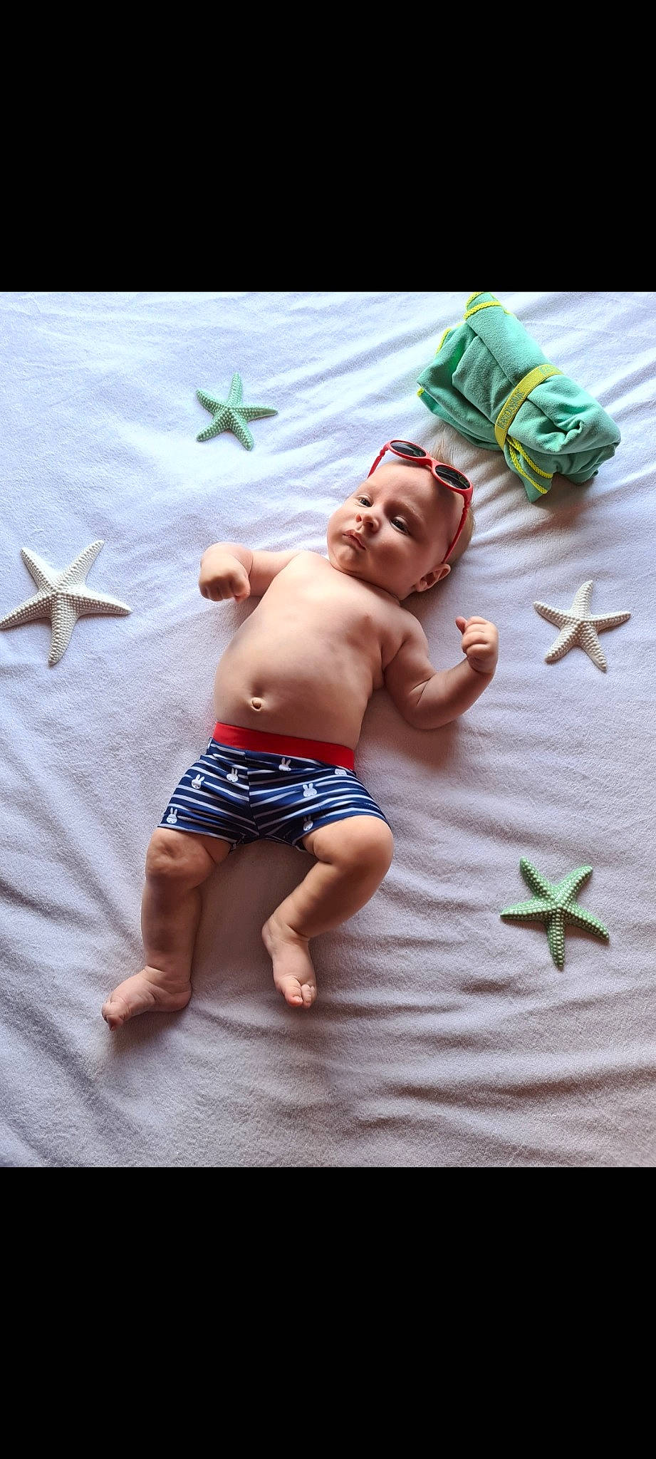 Clyde a rejoint le concours — aidez-le/la à gagner de superbes lots ! abdomen, adaptation, baby, barechested, barefoot, chest, finger, fun, green, happy, human_leg, leisure, organism, people_in_nature, person, product, shorts, stomach, thigh, toddler