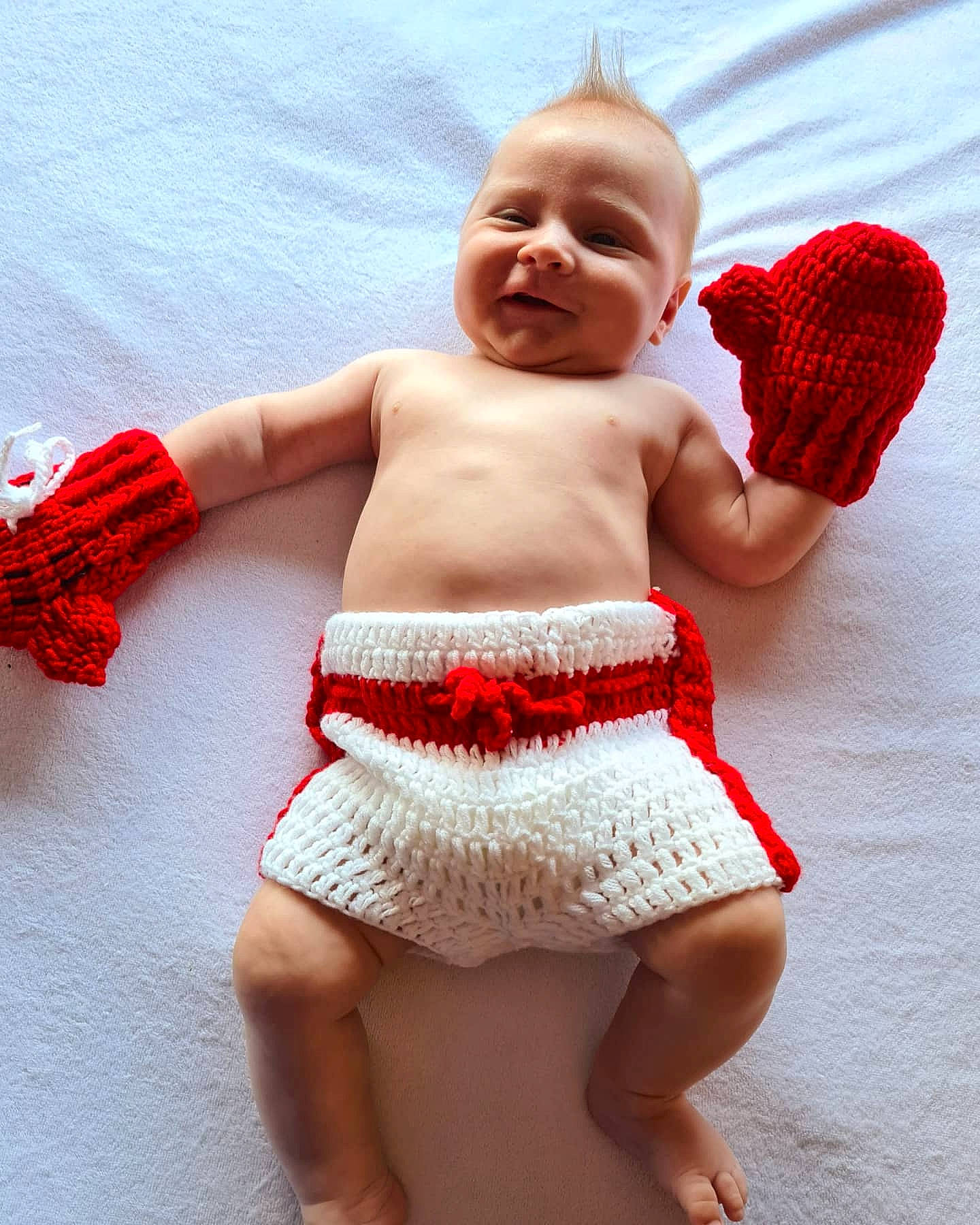Clyde a rejoint le concours — aidez-le/la à gagner de superbes lots ! baby, baby_toddler_clothing, chest, chin, finger, hand, head, headgear, human_body, joint, knee, lip, neck, person, pink, skin, stomach, textile, thigh, toddler