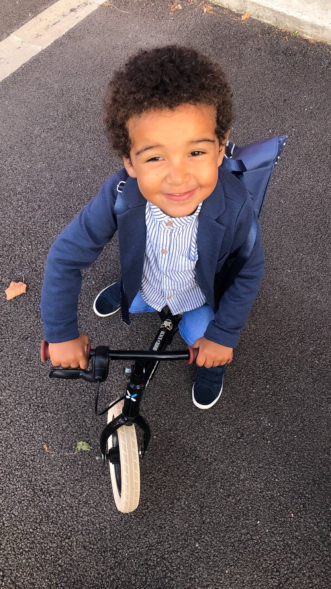 Isaac a rejoint le concours — aidez-le/la à gagner de superbes lots ! baby_products, bicycle_frame, bicycle_handlebar, bicycles_equipment_and_supplies, child, electric_blue, face, flash_photography, fun, grass, hand, happy, joy, people_in_nature, person, product, sitting, smile, sneakers, tire
