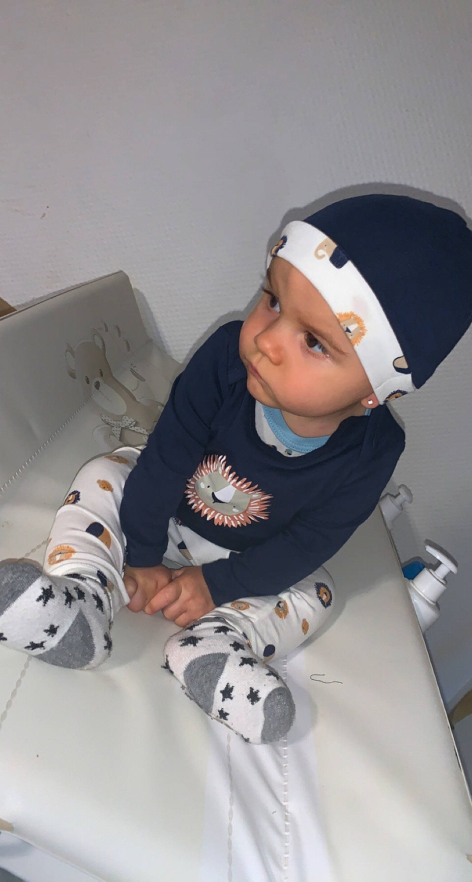 Esteban a rejoint le concours — aidez-le/la à gagner de superbes lots ! baby, baby_toddler_clothing, cap, carmine, child, comfort, face, fashion_accessory, headwear, linens, person, personal_protective_equipment, room, sitting, sleeve, t_shirt, toddler