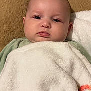 Luna a rejoint le concours — aidez-le/la à gagner de superbes lots ! baby, blanket, calm, child, closeup, cozy, eyes, face, fuzzy, head, indoors, infant, mouth, nose, person, portrait, resting, skin, sleeping_area, soft