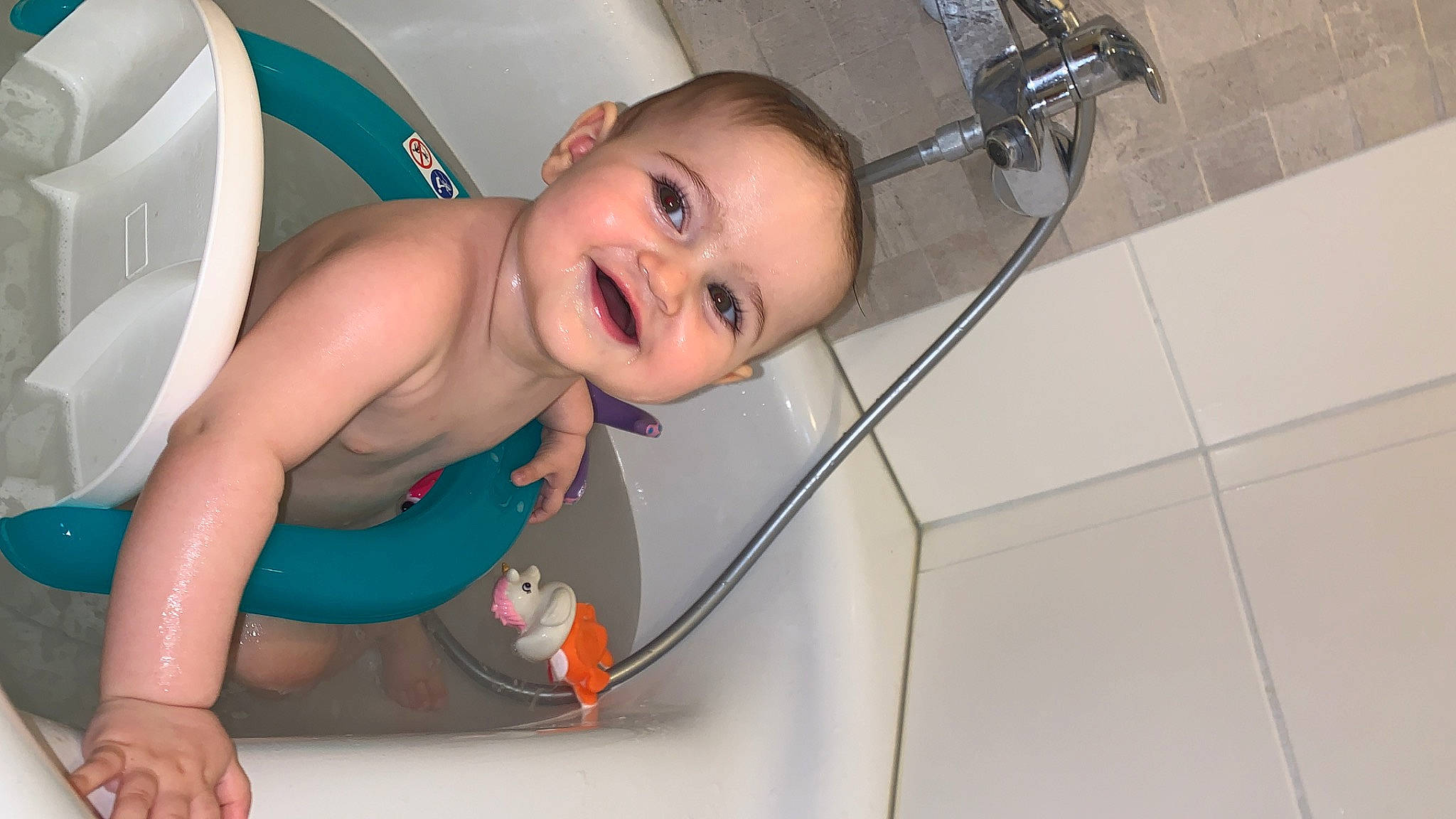 Elyanna a rejoint le concours — aidez-le/la à gagner de superbes lots ! baby, baby_products, baby_toddler_clothing, bathing, bathroom, cheek, child, comfort, eyelash, floor, flooring, fun, happy, joy, leisure, nose, person, plumbing, plumbing_fixture, room