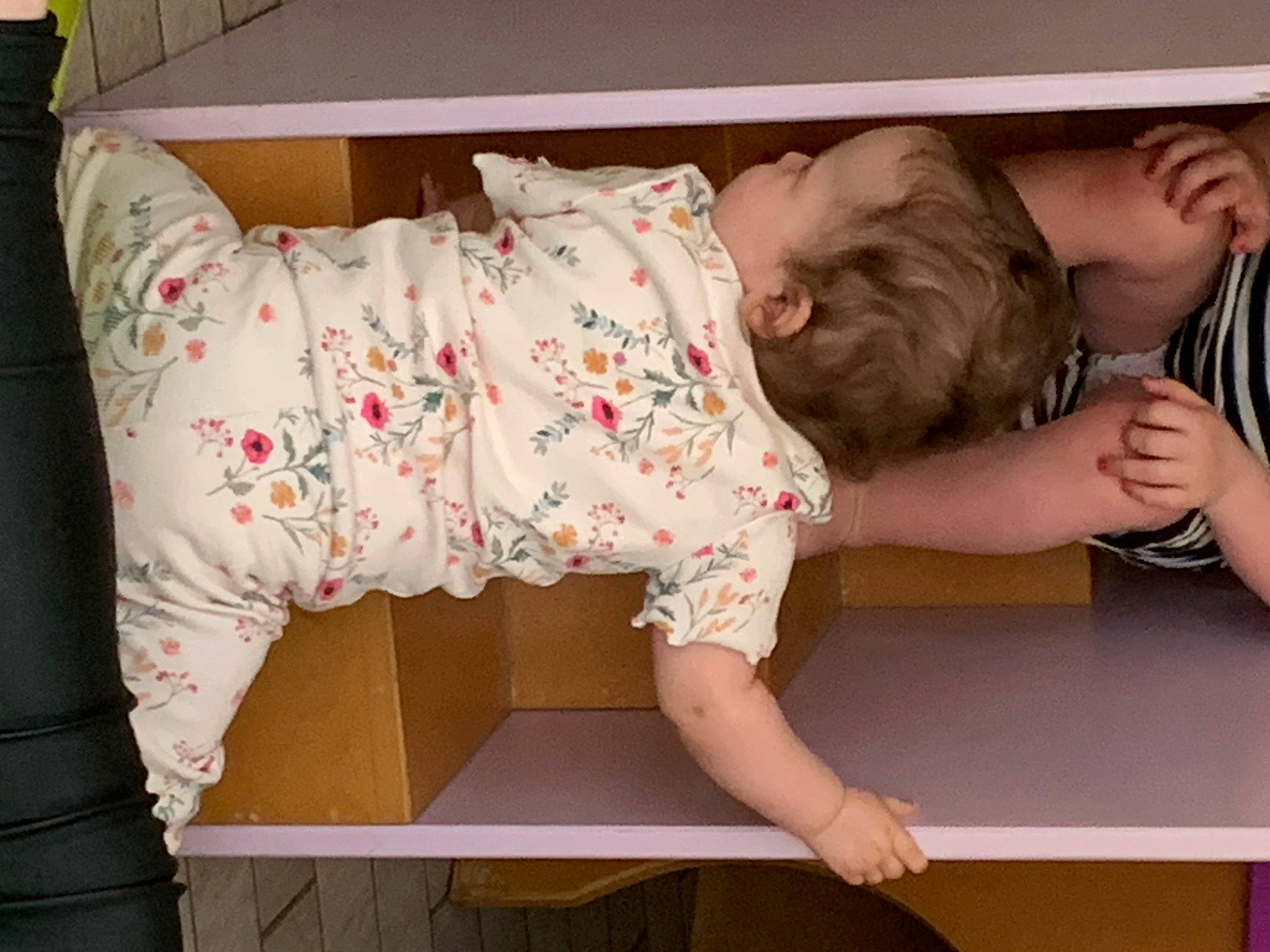 Elyanna a rejoint le concours — aidez-le/la à gagner de superbes lots ! baby, baby_toddler_clothing, child, comfort, elbow, finger, flooring, fun, gesture, human_leg, joint, knee, mammal, pattern, person, room, sitting, sleeve, sock, t_shirt