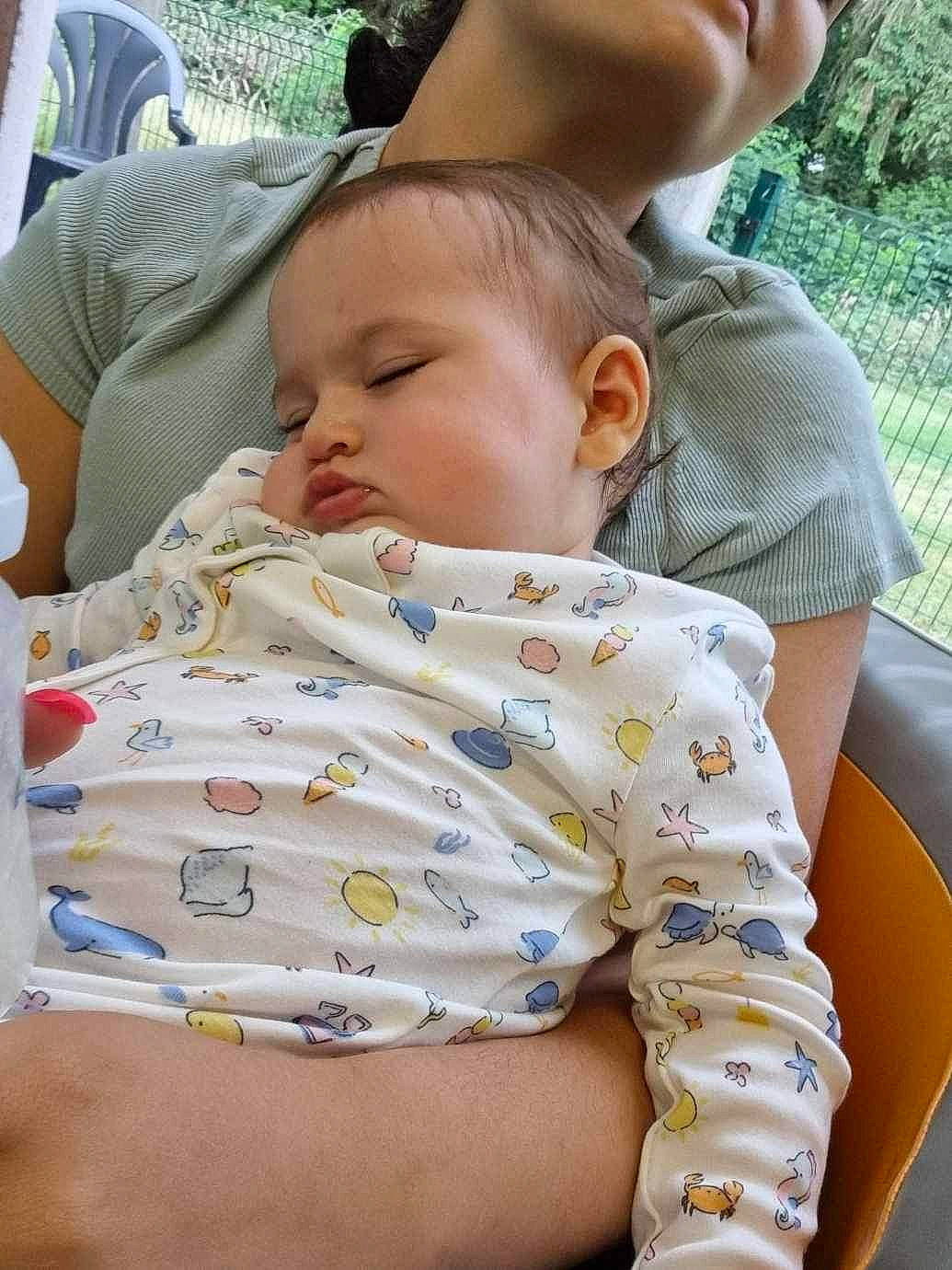 Elyanna a rejoint le concours — aidez-le/la à gagner de superbes lots ! abdomen, baby, baby_toddler_clothing, cheek, chest, child, comfort, grass, happy, leisure, pattern, person, recreation, sitting, skin, t_shirt, thigh, toddler, tree