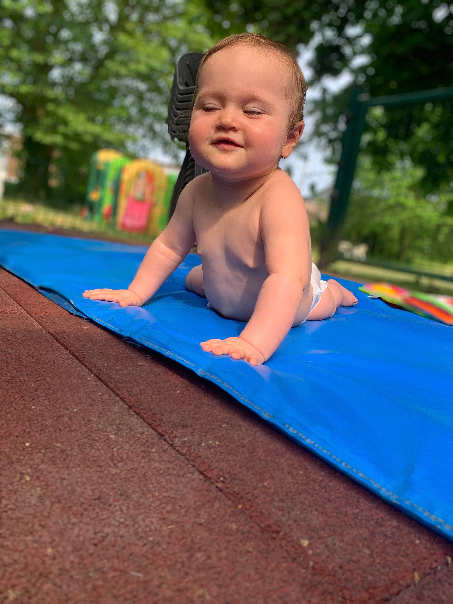 Elyanna participe au concours pour gagner de l'argent avec cette photo : baby, baby_toddler_clothing, chest, child, chute, city, electric_blue, flooring, fun, grass, happy, leisure, outdoor_play_equipment, person, play, playground, recreation, sitting, smile, toddler