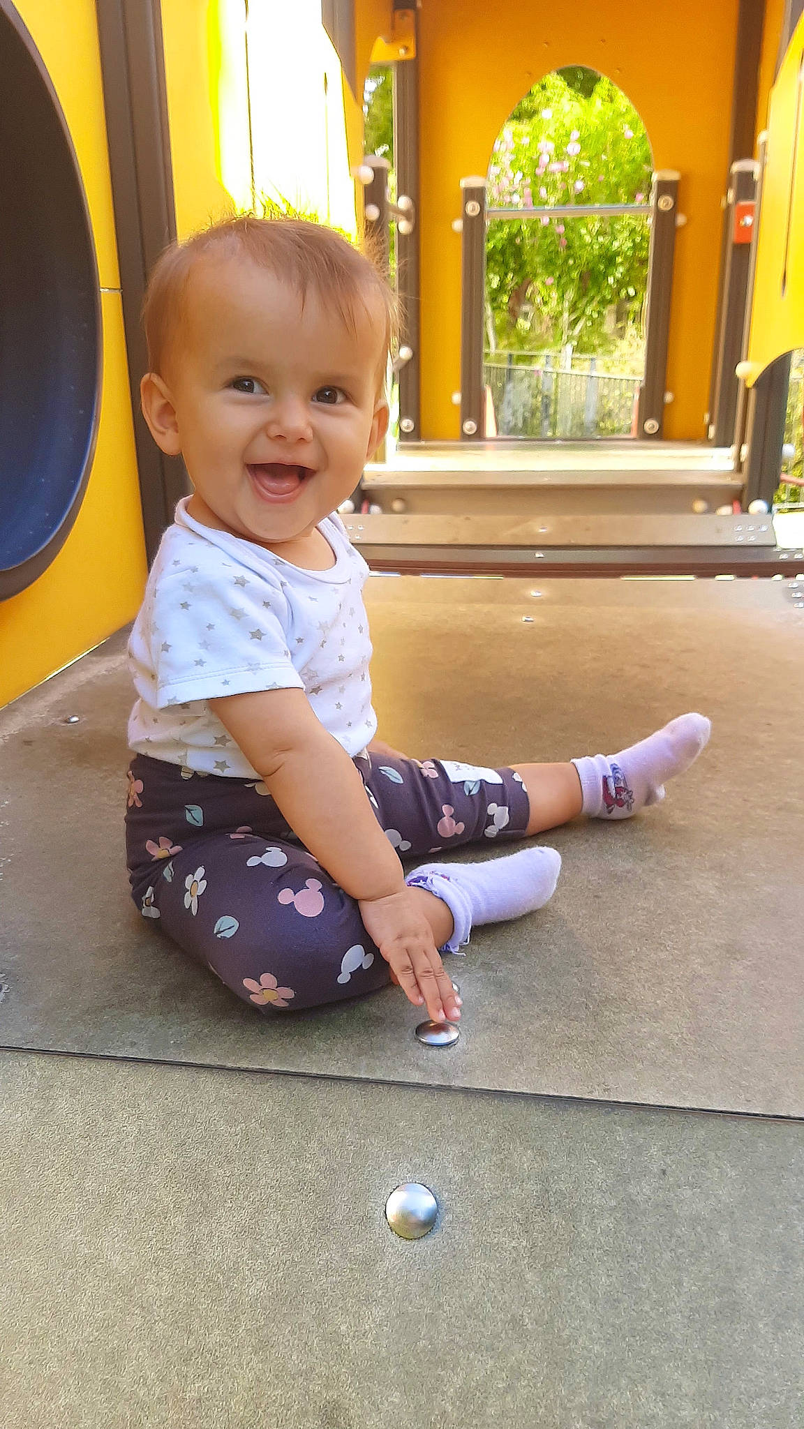 Noela a rejoint le concours — aidez-le/la à gagner de superbes lots ! baby, baby_toddler_clothing, child, flooring, fun, golf_equipment, happy, houseplant, human_leg, joy, knee, leisure, pattern, person, plant, sitting, sleeve, smile, standing, toddler