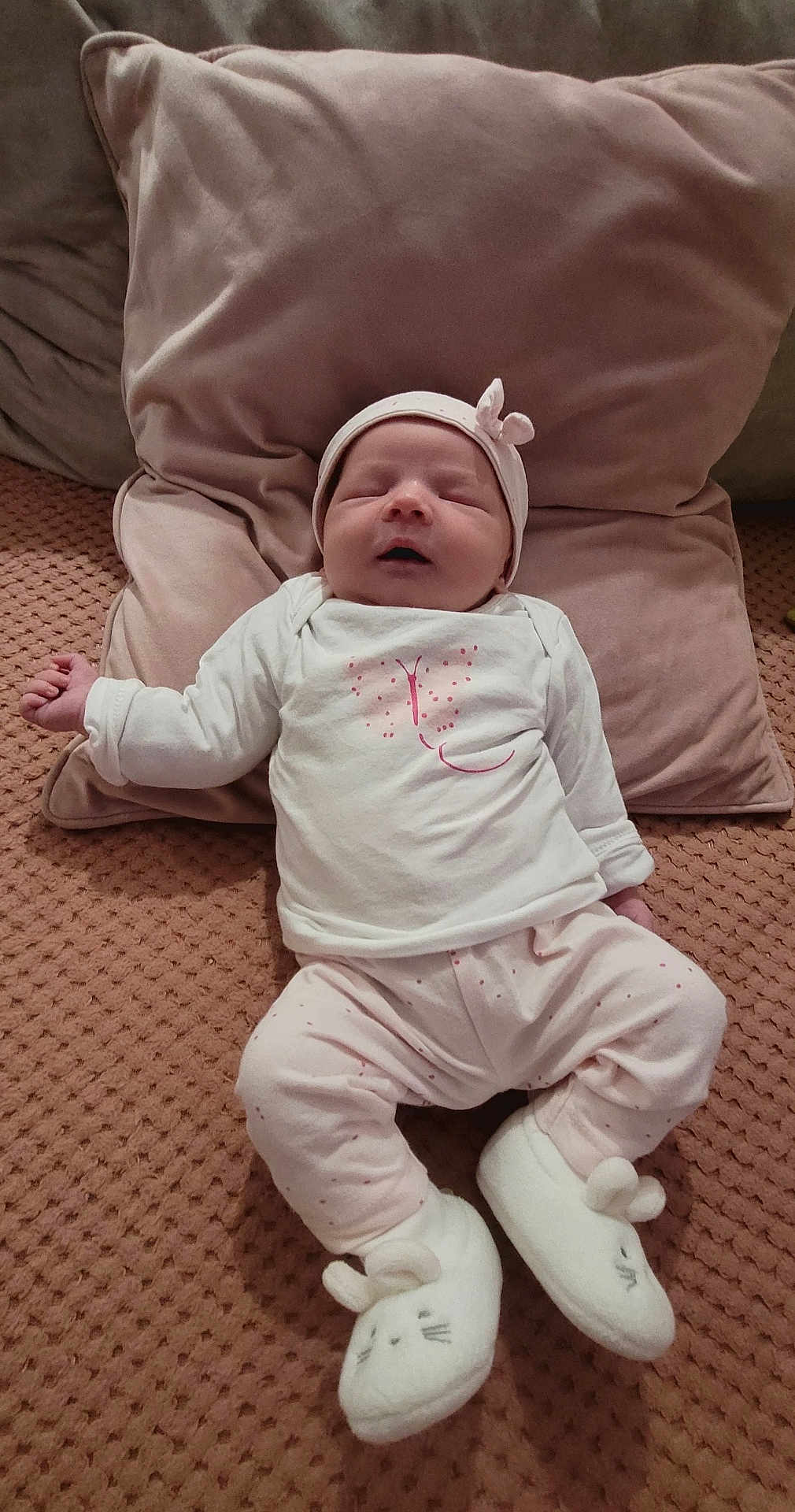 Keyla a rejoint le concours — aidez-le/la à gagner de superbes lots ! baby, newborn, sleeping, pajamas, hat, slippers, blanket, pillow, soft, indoor, resting, cute, infant, cozy, comfort, child, smiling, person, home, apparel