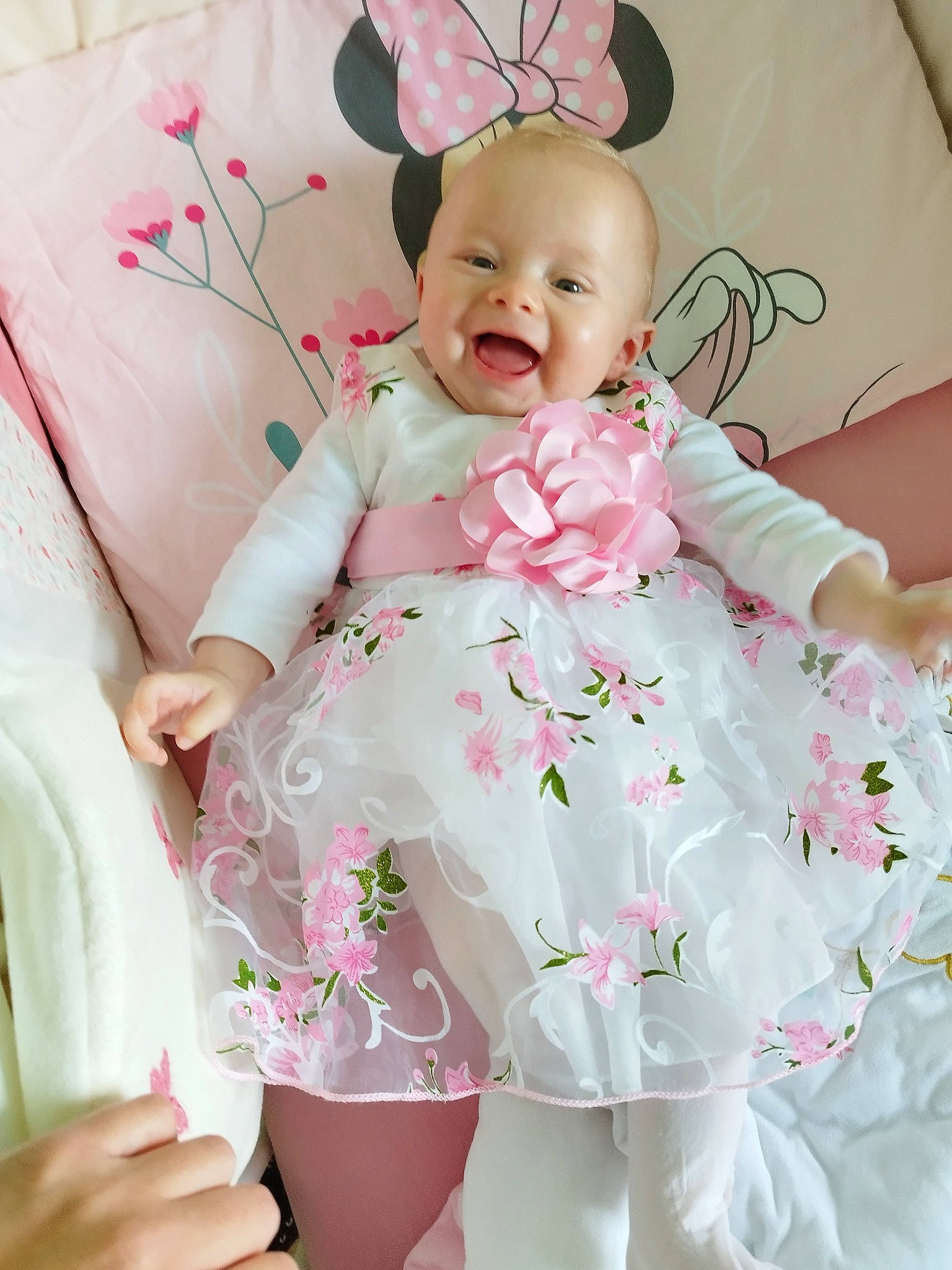 Yléanna a rejoint le concours — aidez-le/la à gagner de superbes lots ! baby, baby_toddler_clothing, beauty, child, day_dress, dress, finger, hand, happy, magenta, pattern, person, petal, pink, product, skin, sleeve, smile, textile, toddler