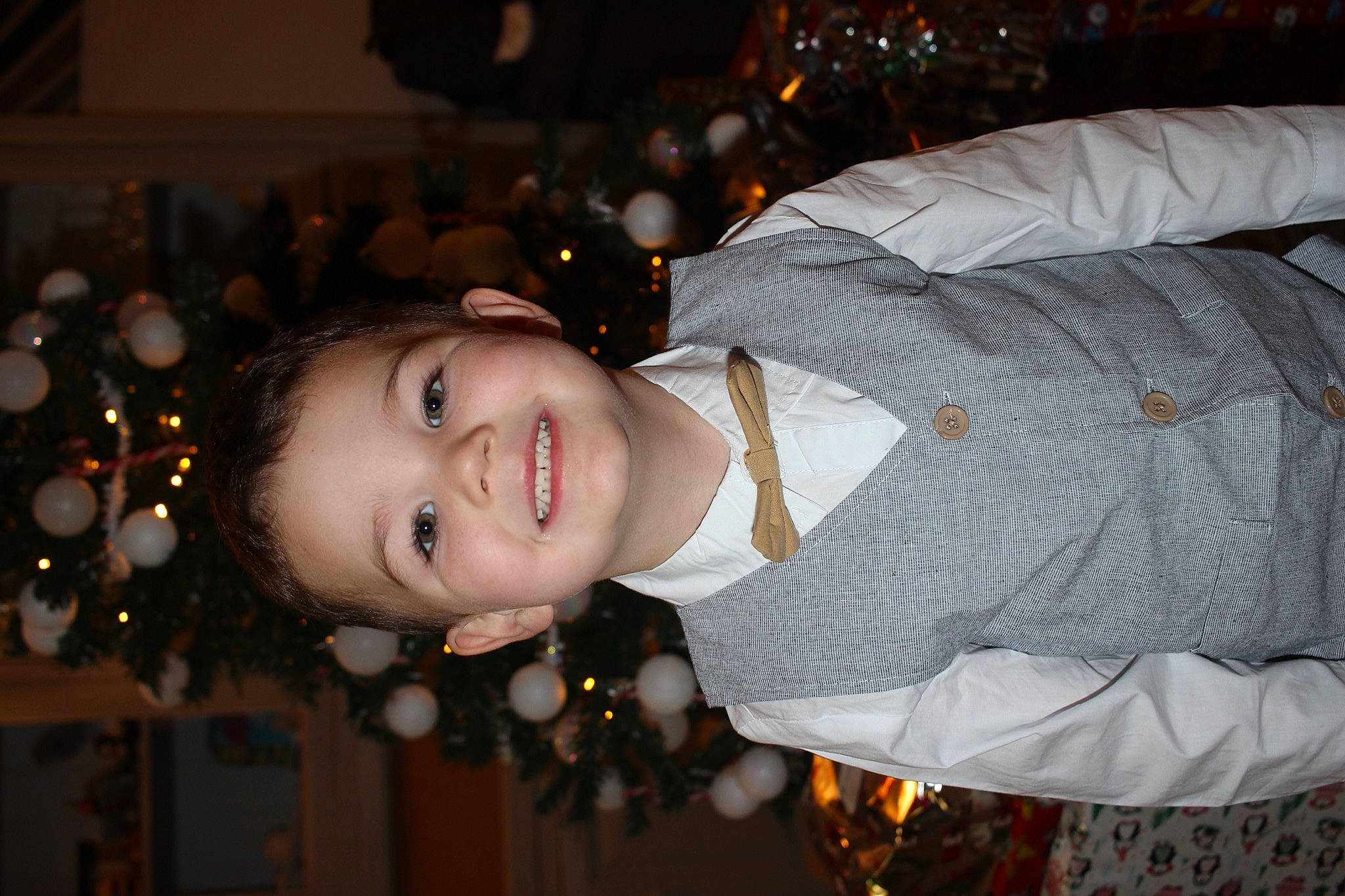 Lenzo a rejoint le concours — aidez-le/la à gagner de superbes lots ! christmas, christmas_decoration, christmas_eve, christmas_ornament, christmas_tree, conifer, event, flash_photography, fun, happy, holiday, human_body, joy, laugh, midnight, person, plant, portrait_photography, smile, tradition