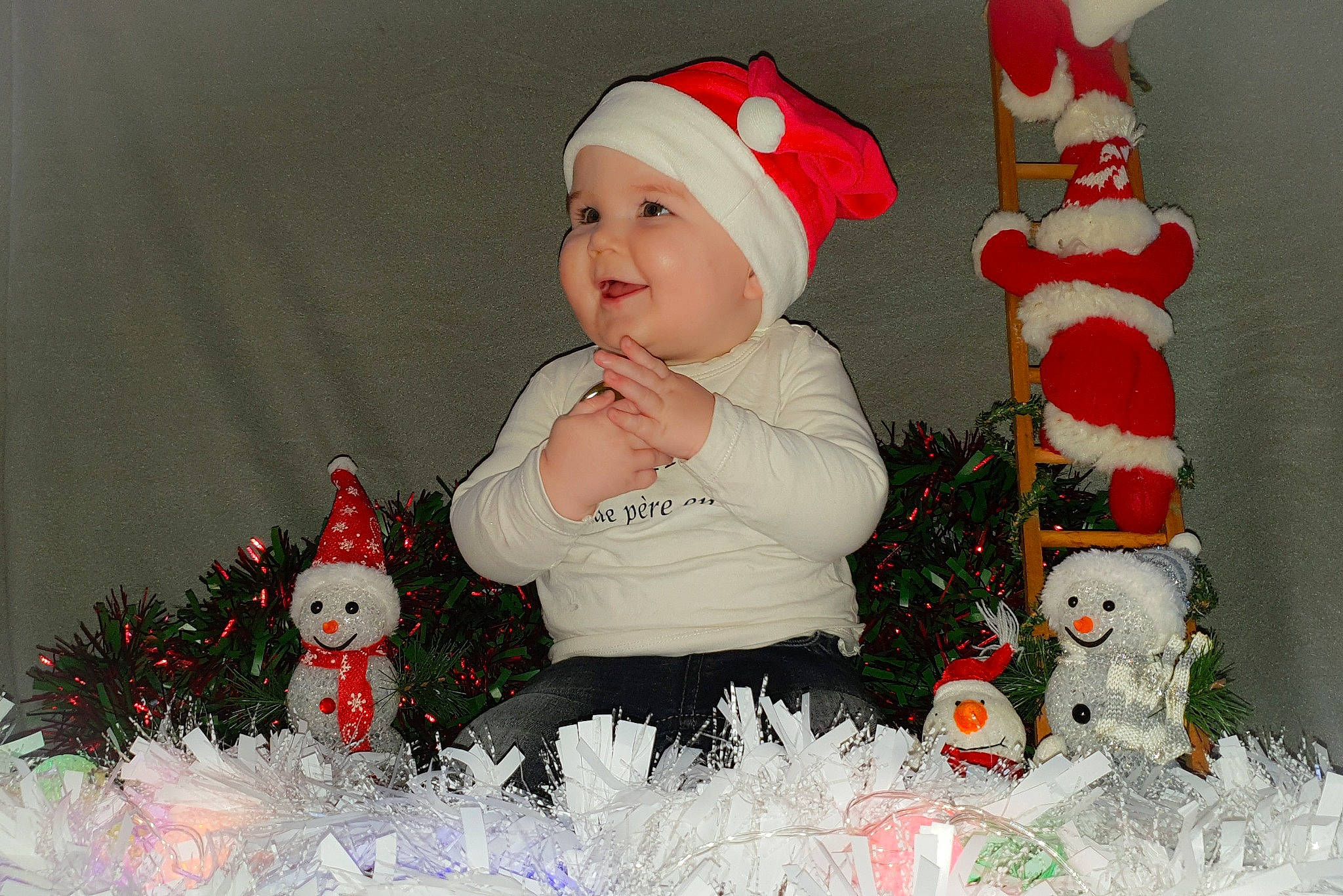 Lenzo participe au concours pour gagner de l'argent avec cette photo : child, christmas, christmas_decoration, christmas_ornament, christmas_tree, event, fun, girl, holiday, infant, lap, material, person, product, red, santa_claus, skin, smile, textile, toddler