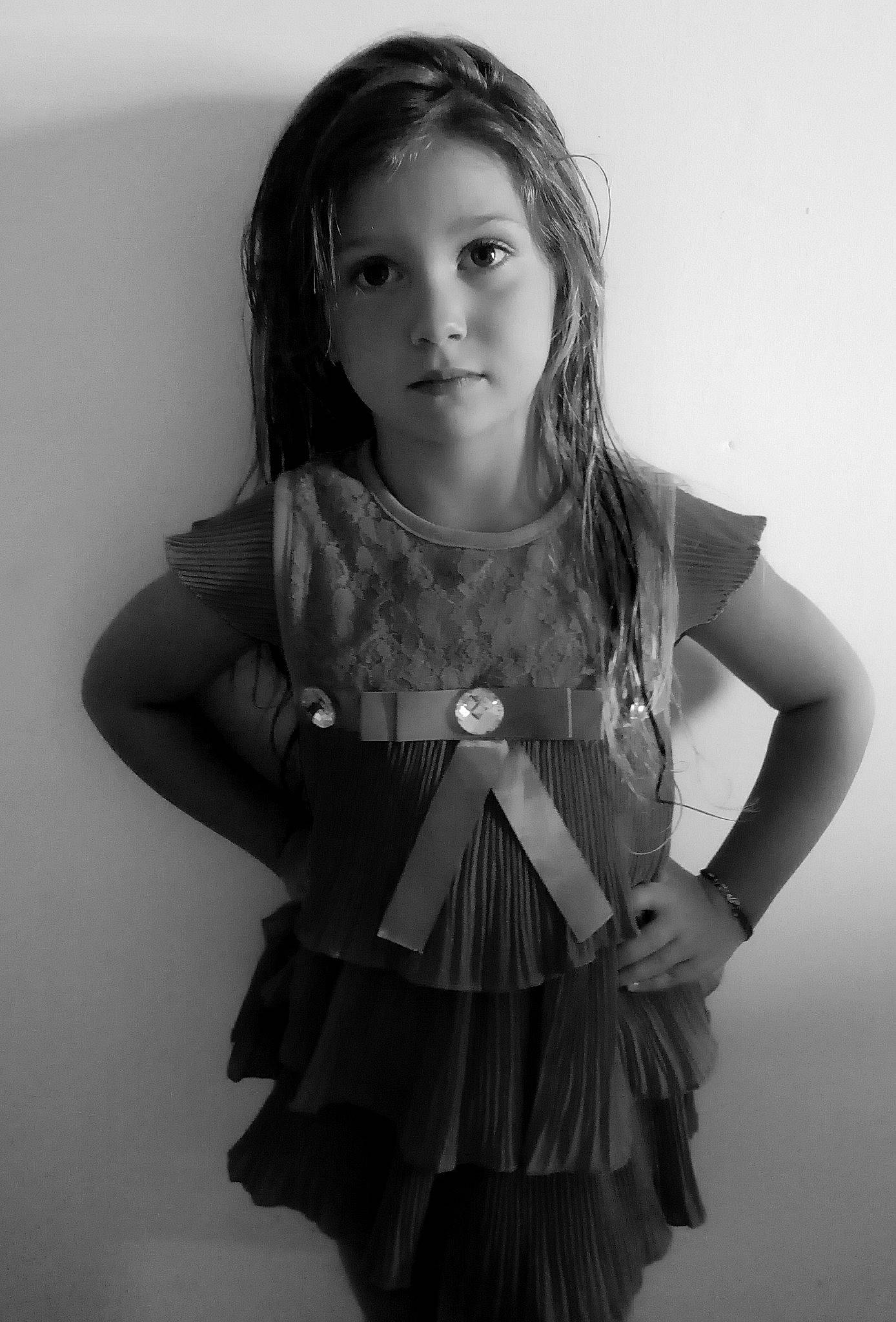 Ashley participe au concours pour gagner de l'argent avec cette photo : beauty, black, black_and_white, child, child_model, dress, eye, fashion_design, iris, long_hair, model, monochrome, monochrome_photography, person, photo_shoot, photography, portrait, shoulder, standing, style