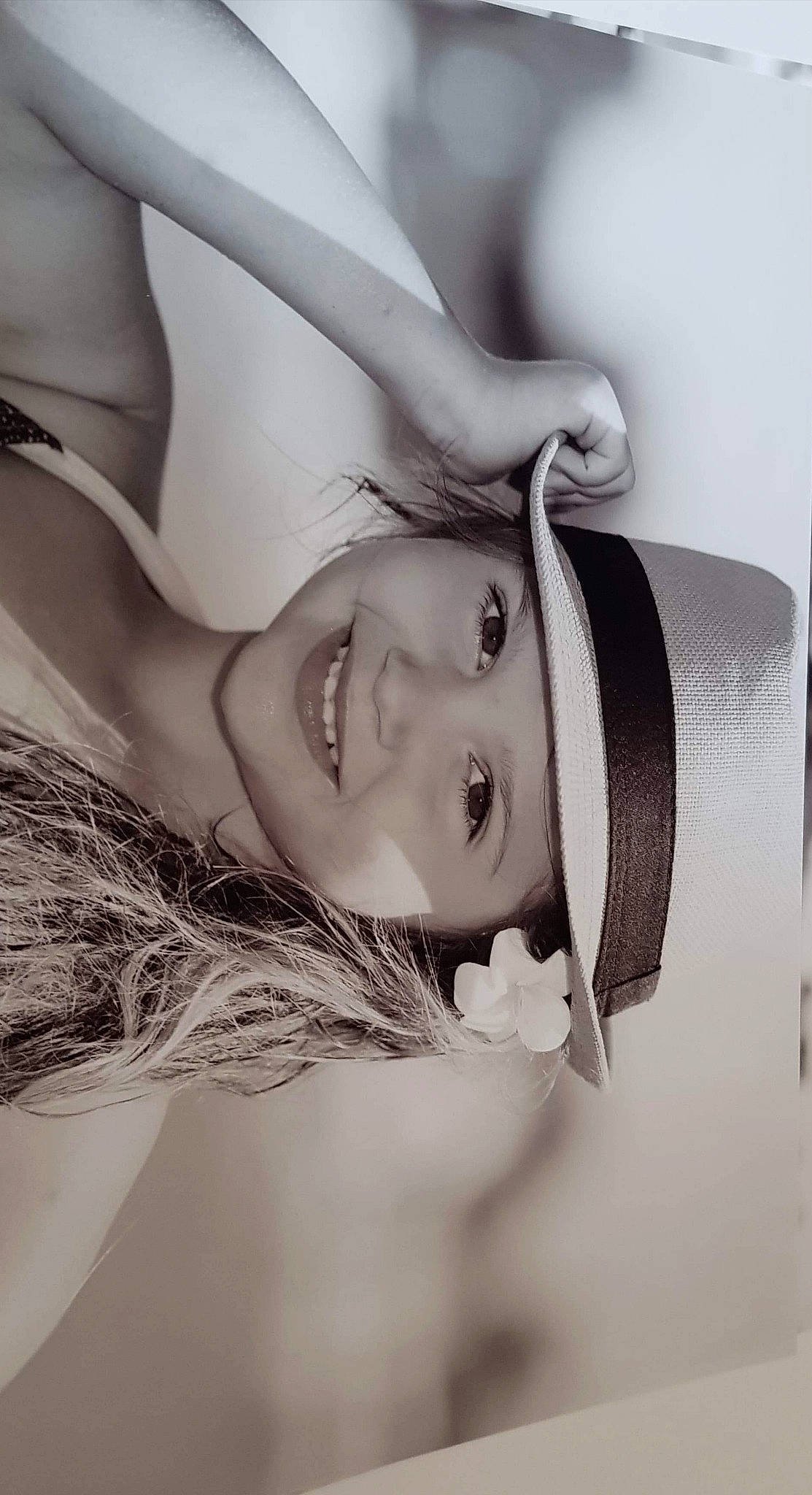 Ashley participe au concours pour gagner de l'argent avec cette photo : art_model, beauty, black_and_white, eye, eyebrow, face, forehead, hand, headwear, joy, lip, long_hair, model, monochrome, monochrome_photography, nose, organ, person, photo_shoot, photograph