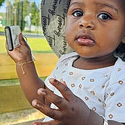 Horty a rejoint le concours — aidez-le/la à gagner de superbes lots ! accessories, baby, baseballcap, bodypart, bracelet, cap, clothing, electronics, face, finger, hand, hat, head, jewelry, mobilephone, person, phone, photography, portrait, sitting