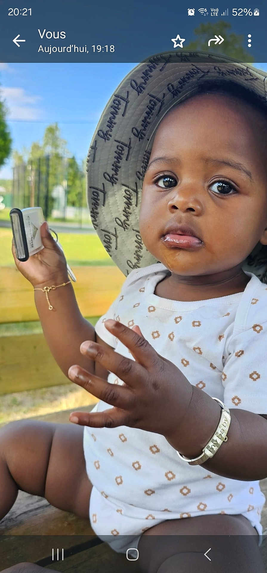 Horty a rejoint le concours — aidez-le/la à gagner de superbes lots ! accessories, baby, baseballcap, bodypart, bracelet, cap, clothing, electronics, face, finger, hand, hat, head, jewelry, mobilephone, person, phone, photography, portrait, sitting