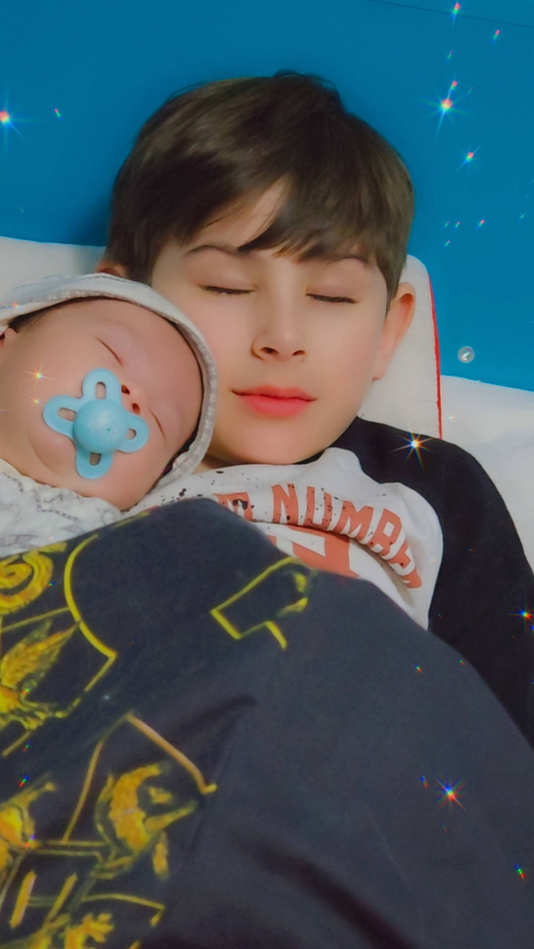 Matthew participe au concours pour gagner de l'argent avec cette photo : bangs, black_hair, cheek, child, cool, eye, eyelash, facial_expression, fun, hair, hairstyle, happy, leisure, pattern, person, skin, sleeve, space, t_shirt, textile