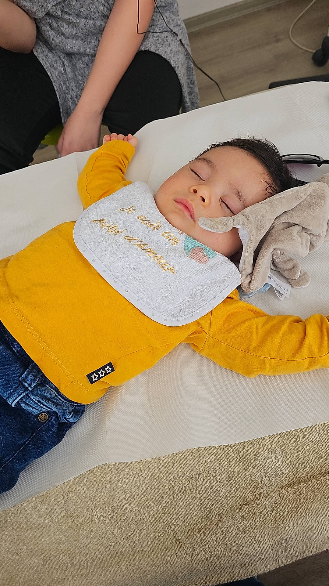 Luxia participe au concours pour gagner de l'argent avec cette photo : baby, baby_products, baby_sleeping, baby_toddler_clothing, bedtime, child, comfort, hat, linens, nap, peach, person, room, sleep, sleeve, t_shirt, toddler