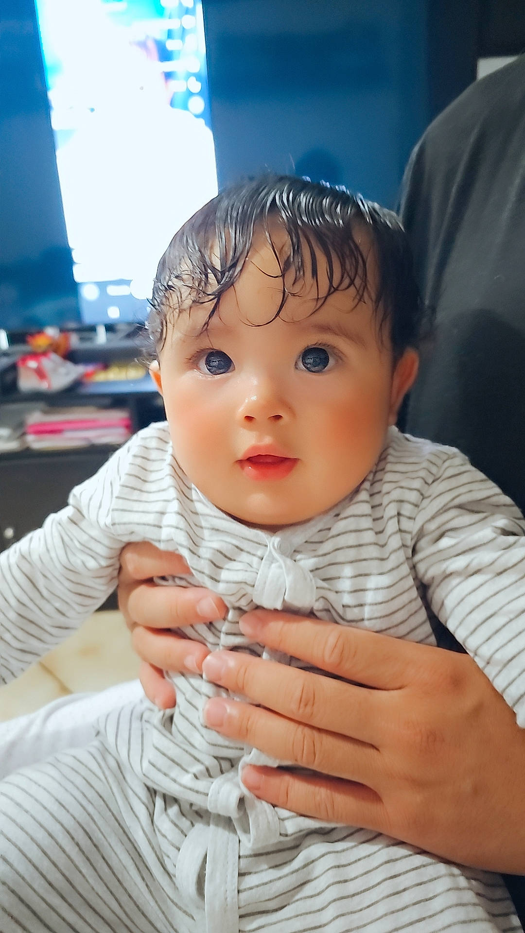 Luxia participe au concours pour gagner de l'argent avec cette photo : arm, baby, baby_toddler_clothing, cheek, chin, cool, eyebrow, eyelash, finger, fun, gesture, hand, happy, iris, mouth, nose, person, skin, sleeve, thumb
