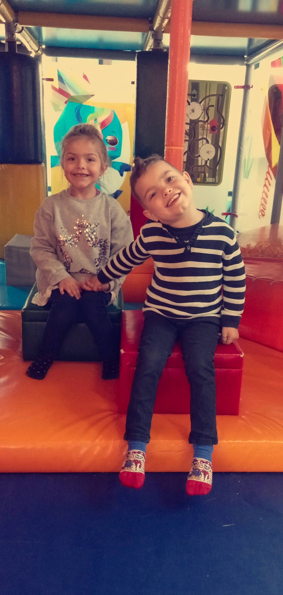 Aïron a rejoint le concours — aidez-le/la à gagner de superbes lots ! blue, child, cool, facial_expression, fun, hair, hairstyle, happy, human, joy, leg, leisure, organ, person, red, smile, sneakers, standing, summer, t_shirt