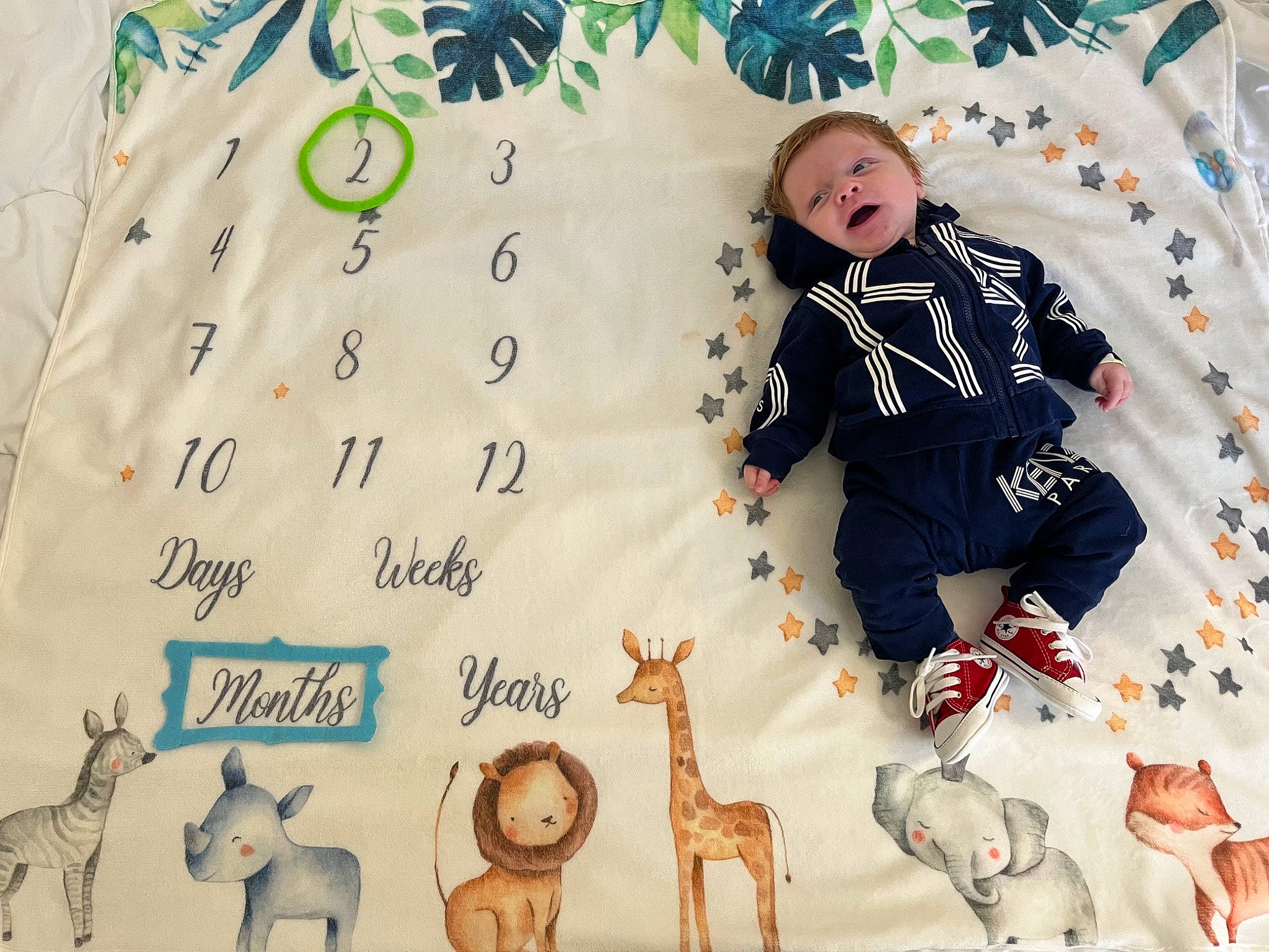 Kaïden a rejoint le concours — aidez-le/la à gagner de superbes lots ! art, baby_toddler_clothing, child, deer, fawn, flooring, font, happy, illustration, linens, organism, pattern, person, room, sleeve, t_shirt, tail, terrestrial_animal, textile, toddler