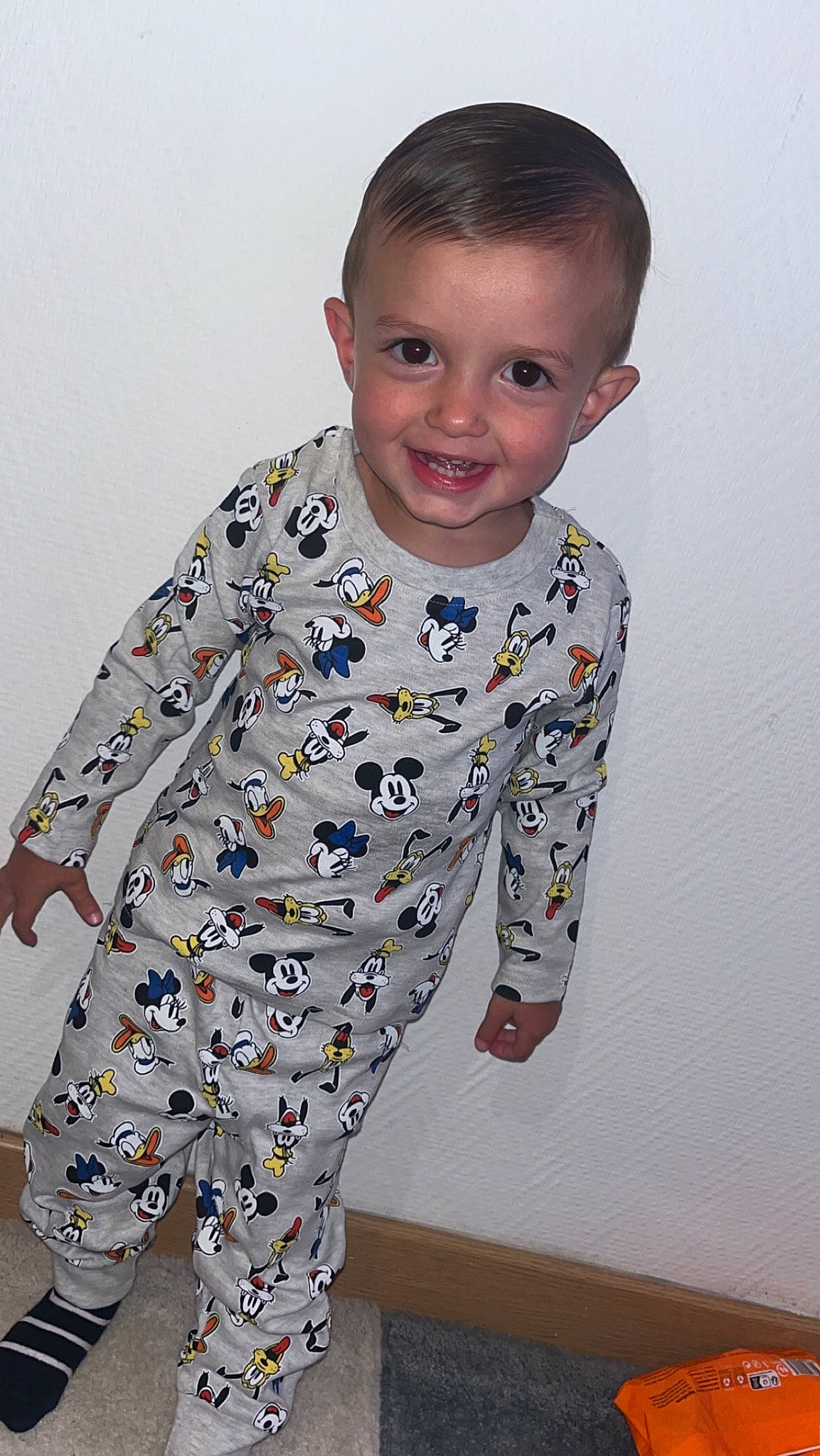 Kaïs participe au concours pour gagner de l'argent avec cette photo : baby_toddler_clothing, child, collar, cool, dress_shirt, flooring, fun, hair, happy, joy, linens, long_sleeved_t_shirt, neck, pattern, person, sitting, sleeve, smile, t_shirt, toddler