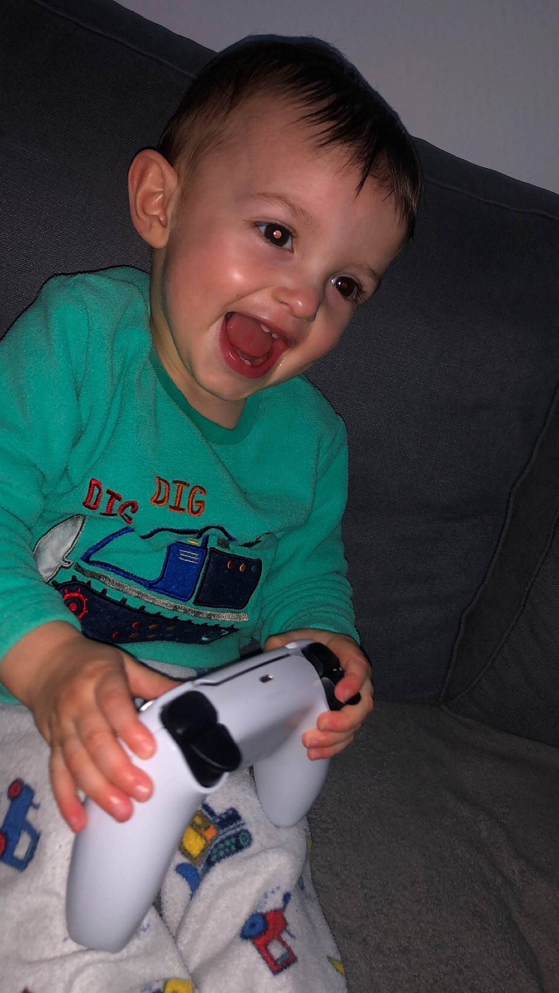 Kaïs a rejoint le concours — aidez-le/la à gagner de superbes lots ! arm, baby, baby_toddler_clothing, cheek, eye, finger, hand, happy, head, human_body, iris, joint, mouth, organ, person, skin, sleeve, smile, standing, t_shirt