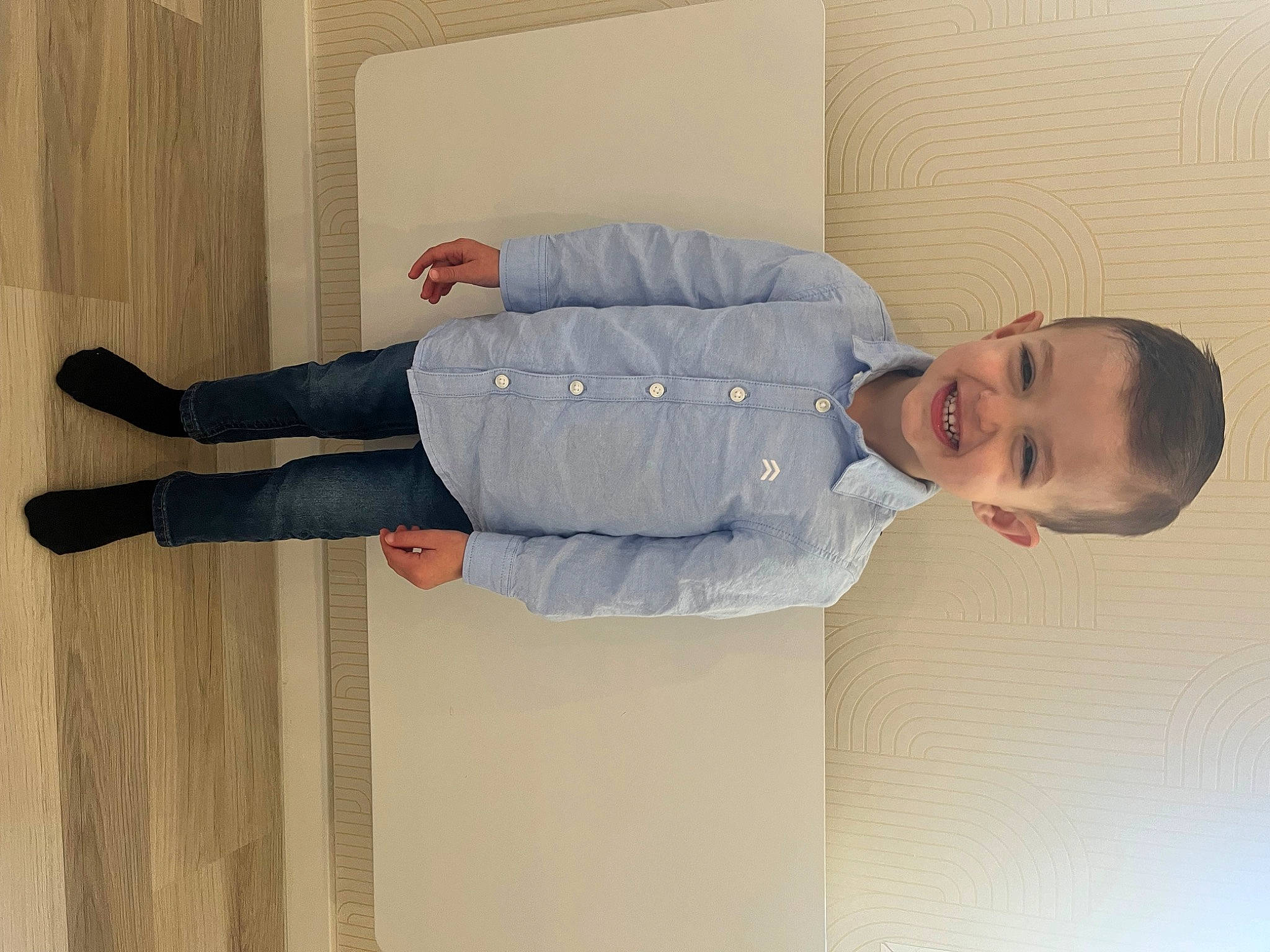 Kaïs participe au concours pour gagner de l'argent avec cette photo : beige, collar, comfort, composite_material, denim, dress_shirt, elbow, flooring, foot, gesture, hardwood, human_leg, joy, knee, person, sleeve, smile, thigh, waist, walking_shoe