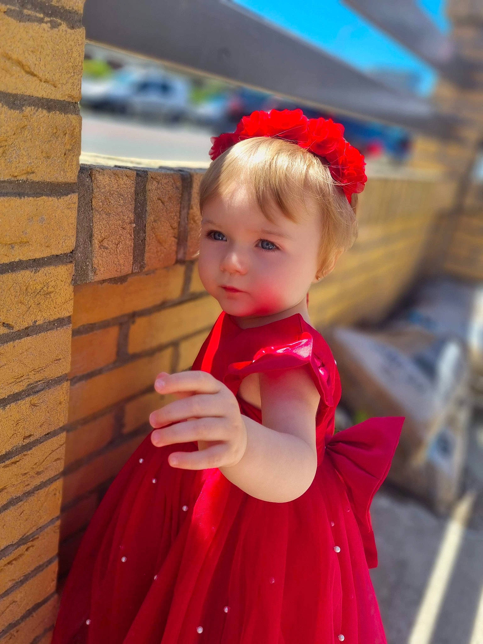 Lia a rejoint le concours — aidez-le/la à gagner de superbes lots ! baby_toddler_clothing, day_dress, dress, eye, fashion_design, formal_wear, hair, hairstyle, happy, jewellery, long_hair, magenta, one_piece_garment, orange, person, pink, skin, sleeve, street_fashion, toddler