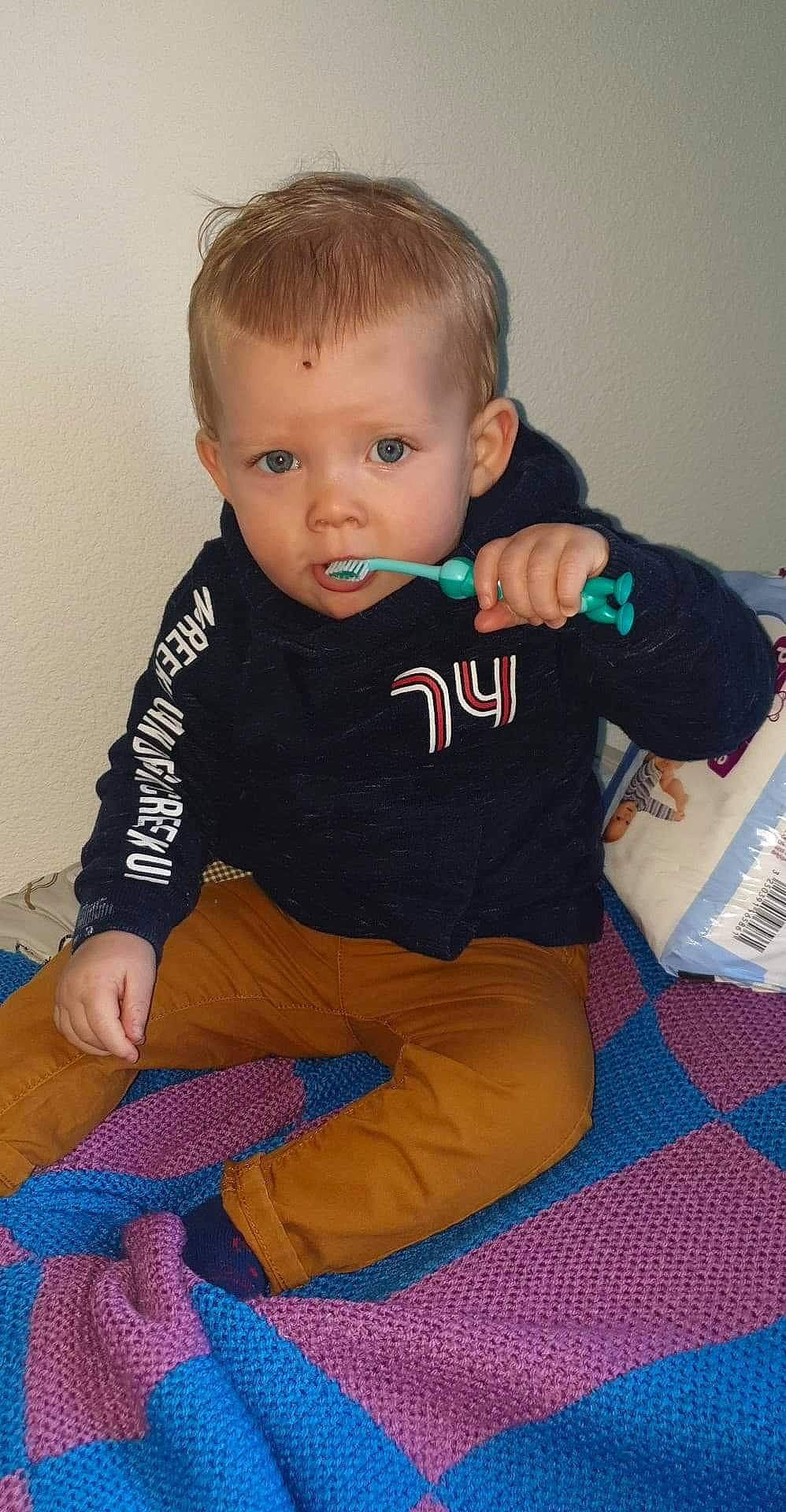 Enaël a rejoint le concours — aidez-le/la à gagner de superbes lots ! baby, baby_products, baby_toddler_clothing, bib, box, child, ear, human_body, linens, mammal, nightwear, person, play, sock, toddler