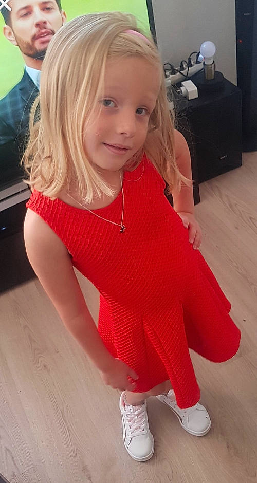 Lyloo a rejoint le concours — aidez-le/la à gagner de superbes lots ! blond, child, child_model, clothing, hair, joint, leg, long_hair, neck, outerwear, person, red, shoulder, sleeve, t_shirt, thigh, toddler