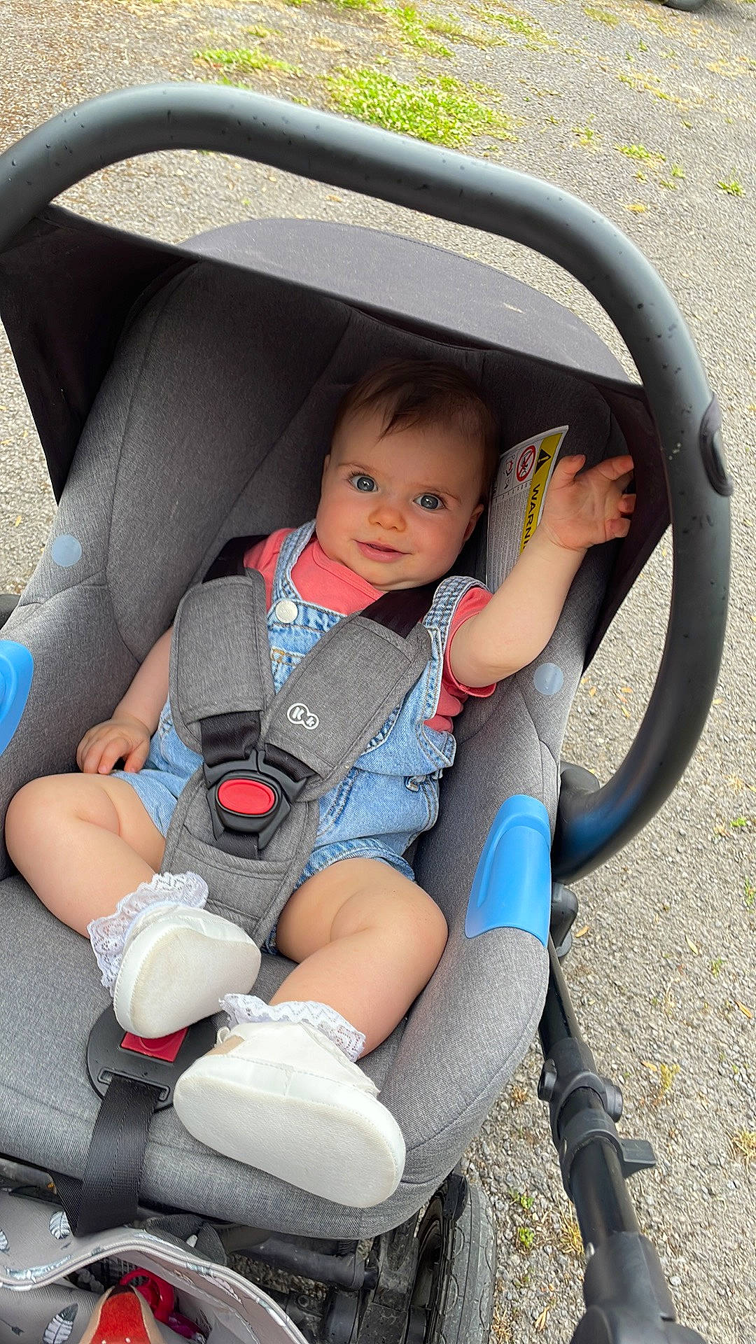 Athena a rejoint le concours — aidez-le/la à gagner de superbes lots ! auto_part, automotive_exterior, baby_carriage, car_seat, child, comfort, facial_expression, finger, fun, hand, joy, lap, leg, motor_vehicle, person, product, shoe, sneakers, tire, toddler