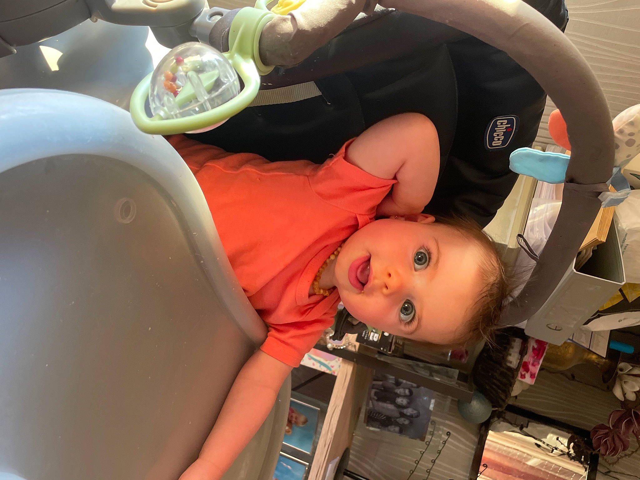 Athena participe au concours pour gagner de l'argent avec cette photo : audio_equipment, auto_part, automotive_design, automotive_tire, automotive_wheel_system, baby_products, child, circle, fun, hairstyle, hat, helmet, leisure, machine, motor_vehicle, person, plastic, service, space, surprise