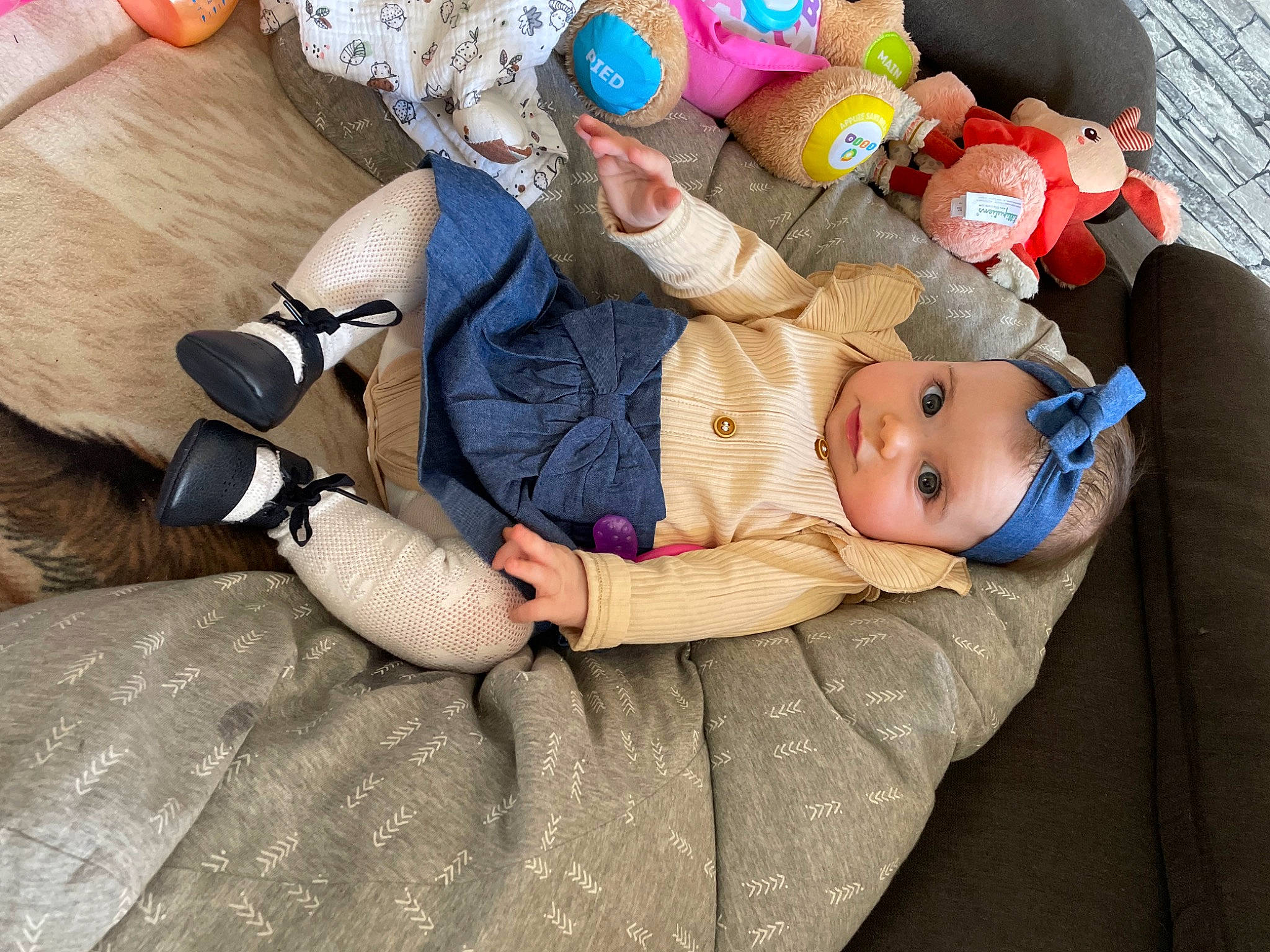 Athéna a rejoint le concours — aidez-le/la à gagner de superbes lots ! baby, baby_products, baby_sleeping, baby_toddler_clothing, baby_toys, carmine, cheek, child, comfort, fun, head, headwear, lap, linens, nap, person, plastic, sitting, sleep, toddler