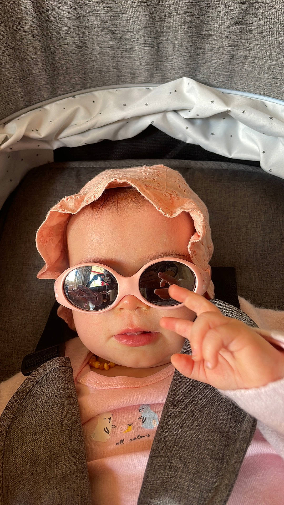 Athéna participe au concours pour gagner de l'argent avec cette photo : baby_toddler_clothing, cheek, chin, eyebrow, eyelash, eyewear, face, glasses, goggles, hair, head, lip, mouth, neck, nose, person, skin, sunglasses, textile, vision_care