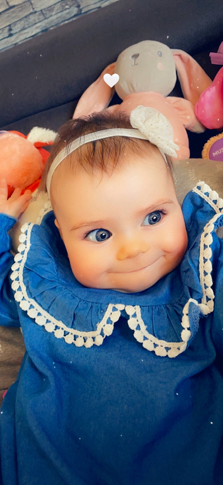 Athéna a rejoint le concours — aidez-le/la à gagner de superbes lots ! baby_toddler_clothing, blue, cheek, chin, eye, eyebrow, eyelash, face, hand, head, human_body, iris, lip, mouth, nose, organ, person, product, skin, textile