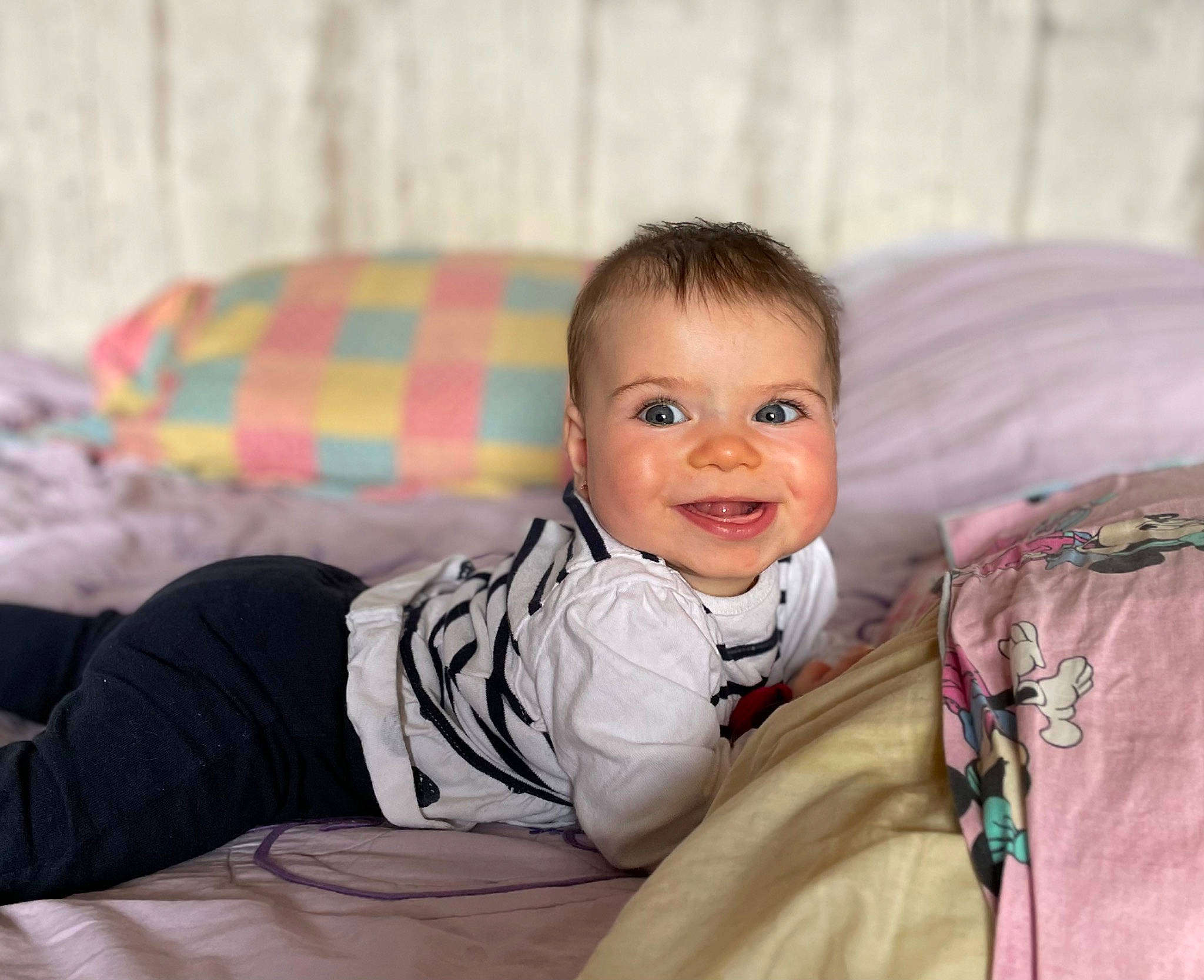 Athéna participe au concours pour gagner de l'argent avec cette photo : baby, baby_toddler_clothing, bedding, comfort, couch, eye, flash_photography, fun, happy, iris, joy, linens, pattern, person, plaid, sitting, sleeve, smile, tartan, throw_pillow