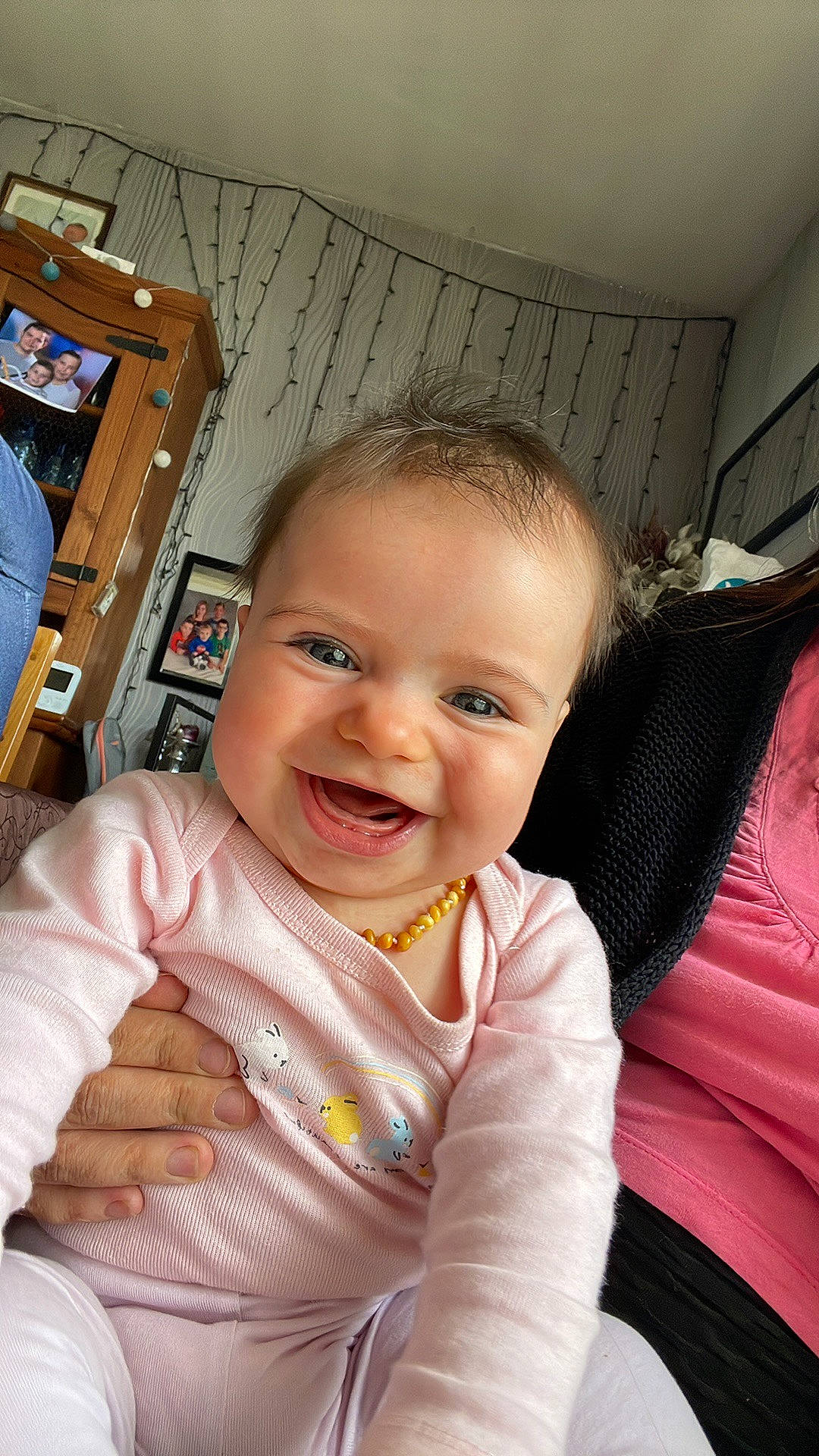 Athéna participe au concours pour gagner de l'argent avec cette photo : baby, baby_toddler_clothing, blurred, cheek, chin, comfort, eyebrow, finger, gesture, happy, iris, joy, mouth, neck, nose, person, shipping_box, skin, sleeve, smile