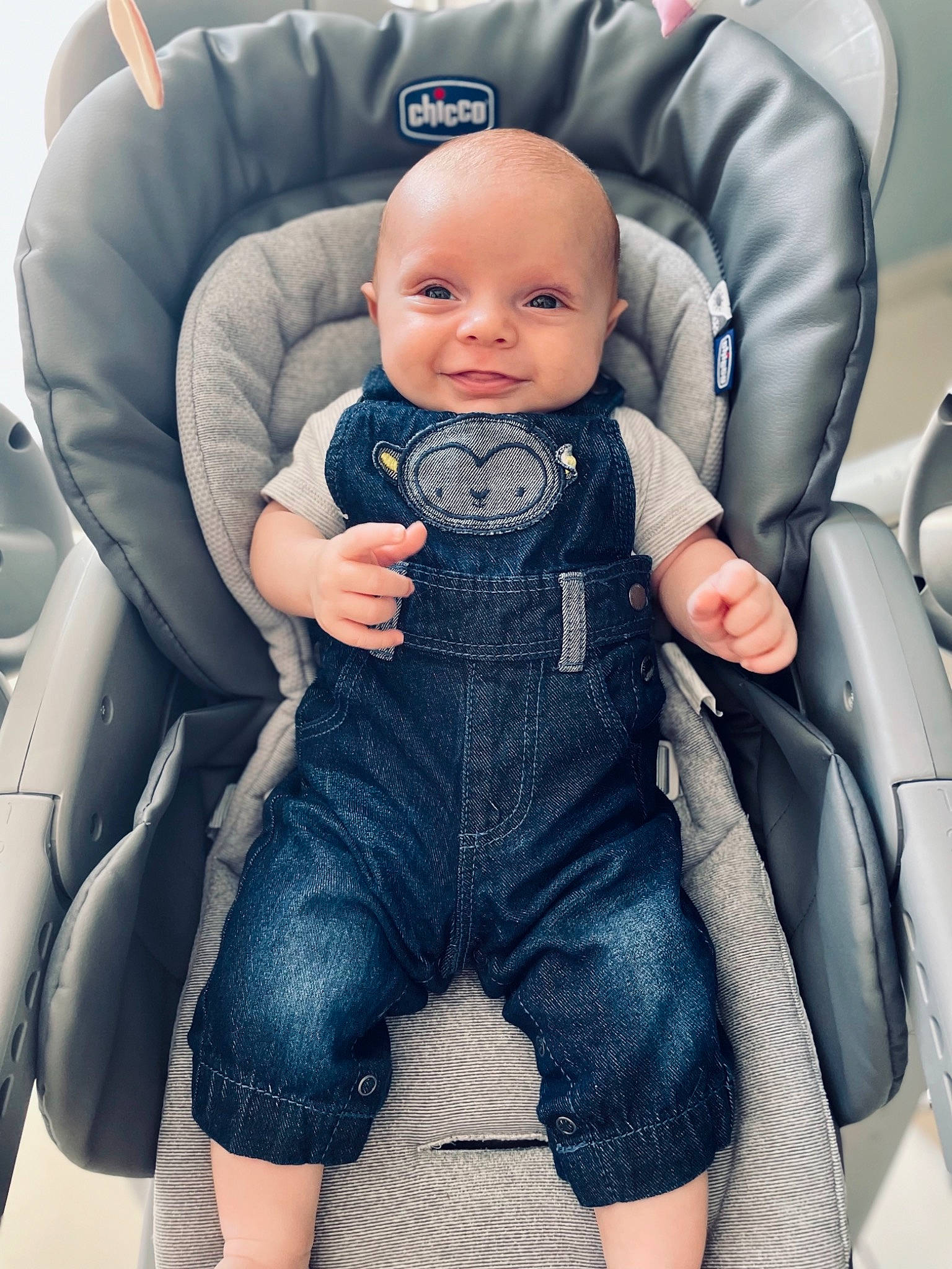 Ilann participe au concours pour gagner de l'argent avec cette photo : auto_part, azure, baby, baby_carriage, baby_in_car_seat, baby_safety, baby_toddler_clothing, blue, car_seat, car_seat_cover, comfort, finger, head_restraint, leg, person, product, seat_belt, skin, sleeve, smile