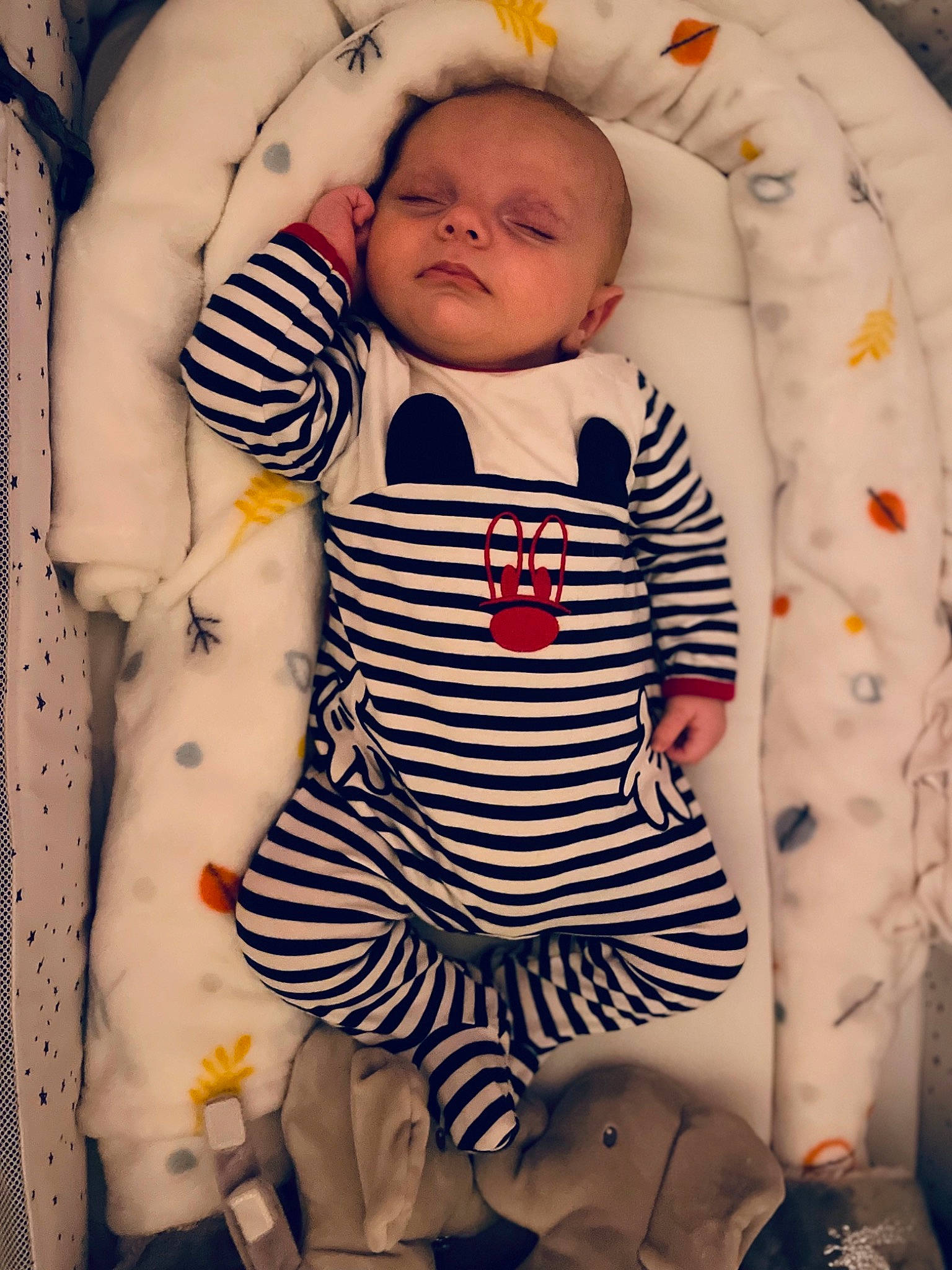 Ilann a rejoint le concours — aidez-le/la à gagner de superbes lots ! baby, baby_products, baby_sleeping, baby_toddler_clothing, cheek, child, comfort, day_dress, happy, linens, one_piece_garment, pattern, person, portrait_photography, room, sleeve, t_shirt, textile, toddler, white