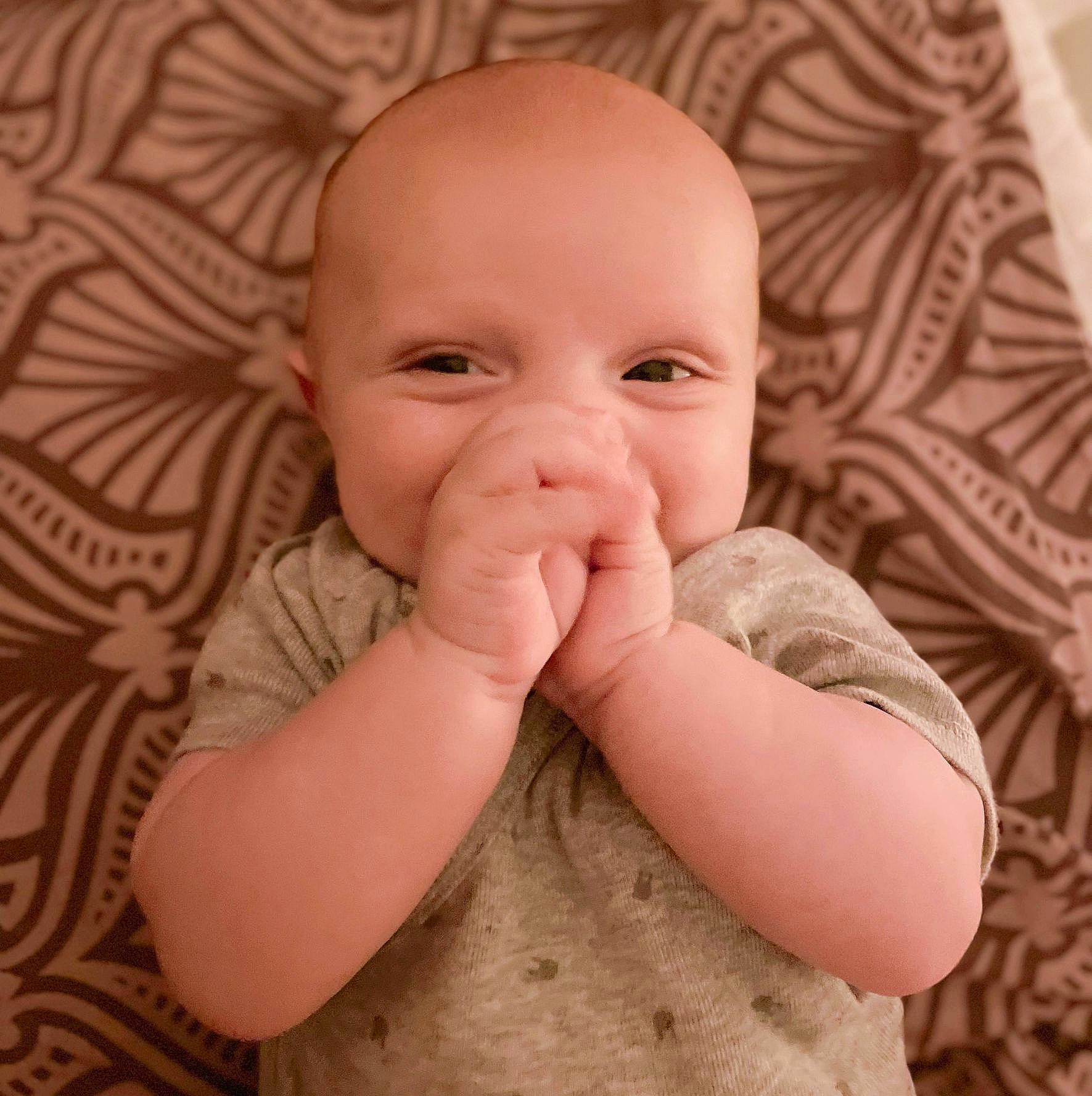 Ilann a rejoint le concours — aidez-le/la à gagner de superbes lots ! baby_toddler_clothing, cheek, comfort, ear, eye, eyebrow, forehead, hand, happy, human_body, iris, leg, lip, mammal, mouth, neck, nose, person, skin, sleeve