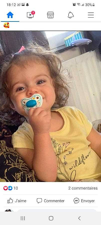 Catalya participe au concours pour gagner de l'argent avec cette photo : baby, baby_toddler_clothing, cheek, child, ear, eyelash, face, finger, fun, gesture, happy, head, iris, lip, mouth, nose, person, skin, sleeve, t_shirt